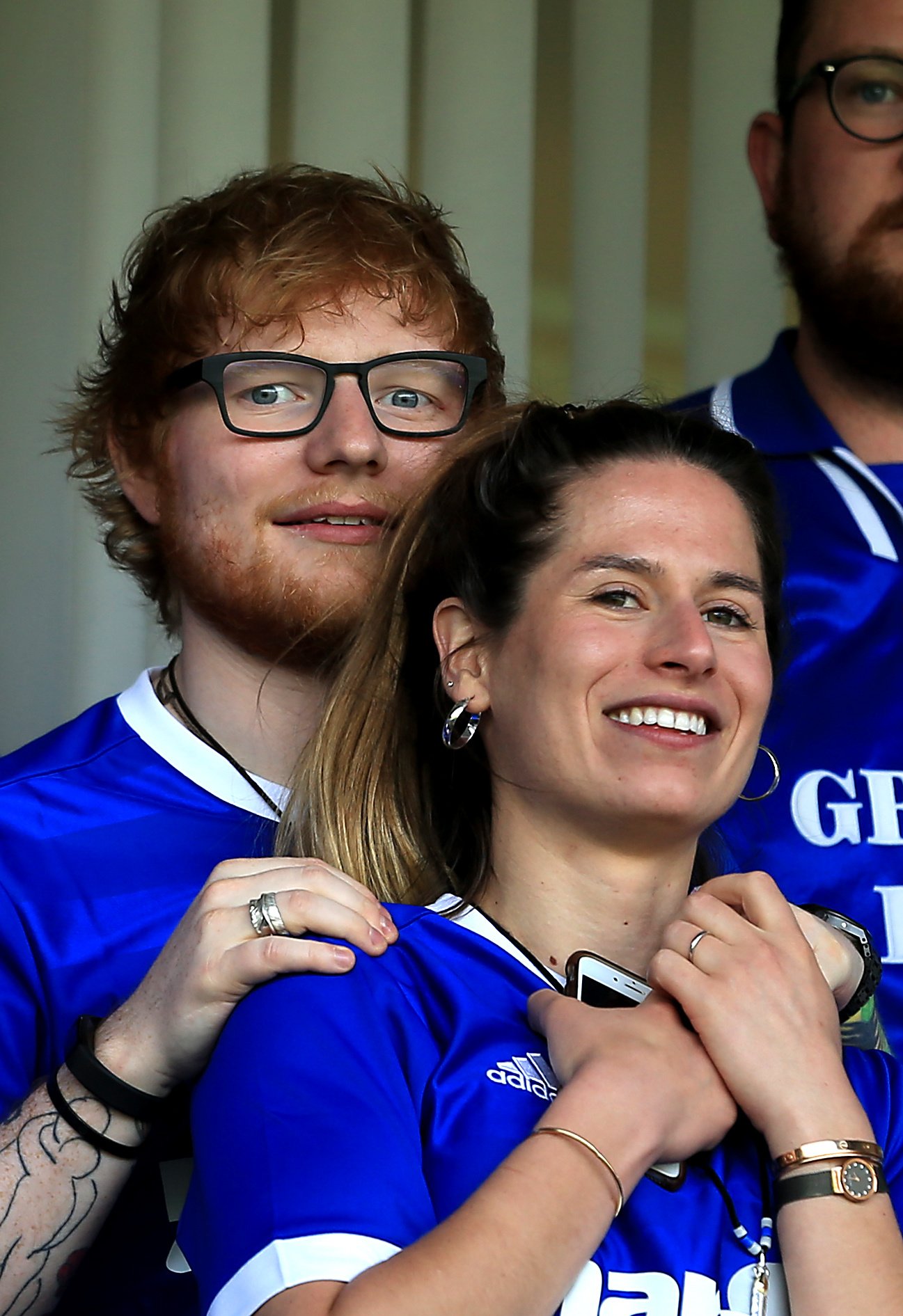 Ed Sheeran und Cherry Seaborn schauen während des Sky Bet Championship-Spiels zu | Quelle: Getty Images