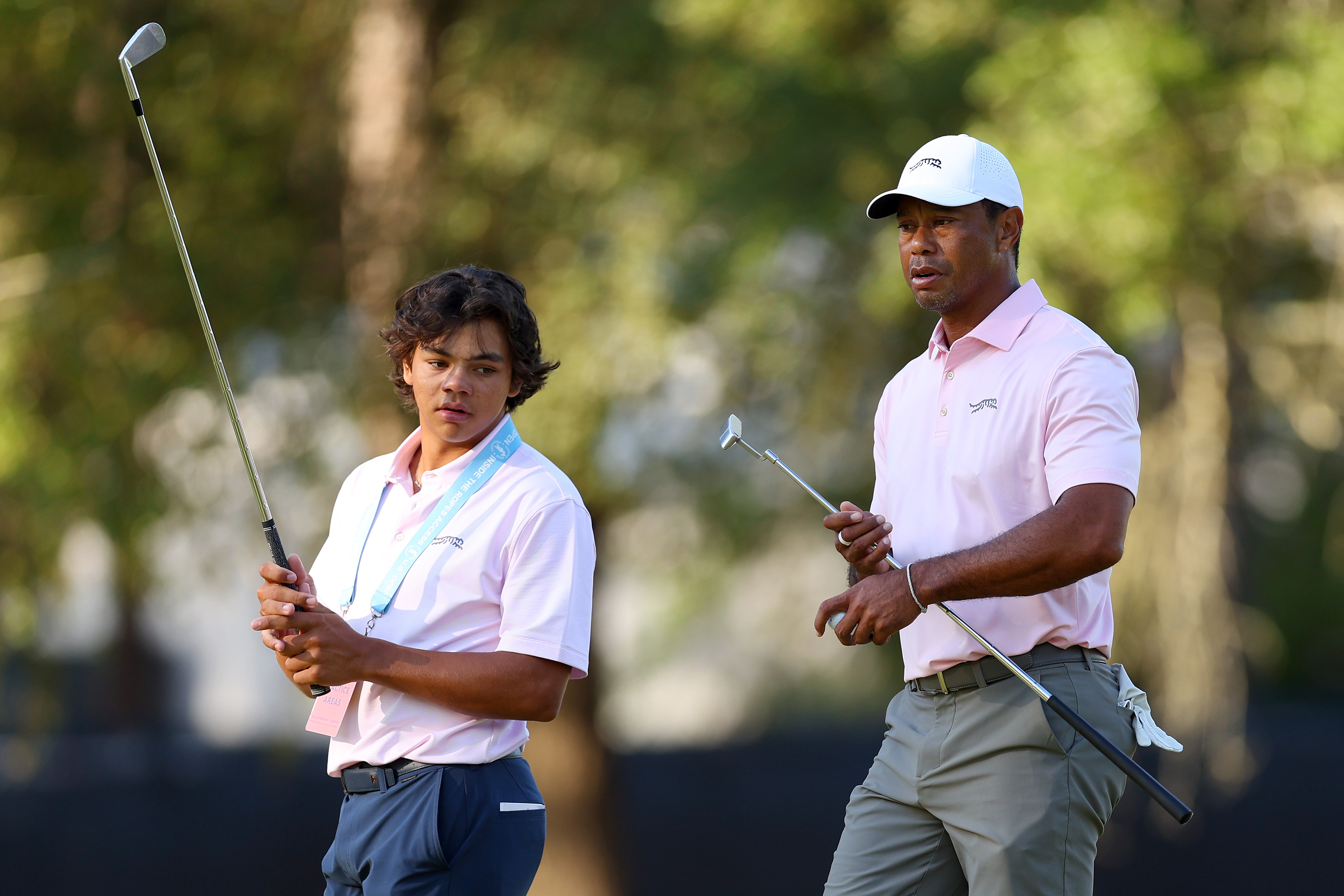 Tiger und Charlie Woods schauen vom zweiten Loch während einer U.S. Open Trainingsrunde im Pinehurst Resort, North Carolina, am 11. Juni 2024 zu | Quelle: Getty Images