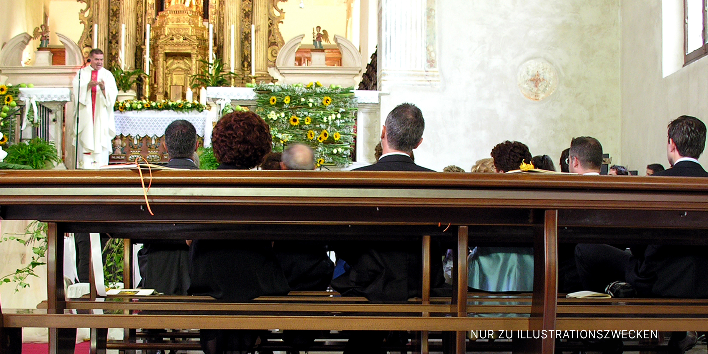 Menschen, die in einer Kirche sitzen | Quelle: Flickr