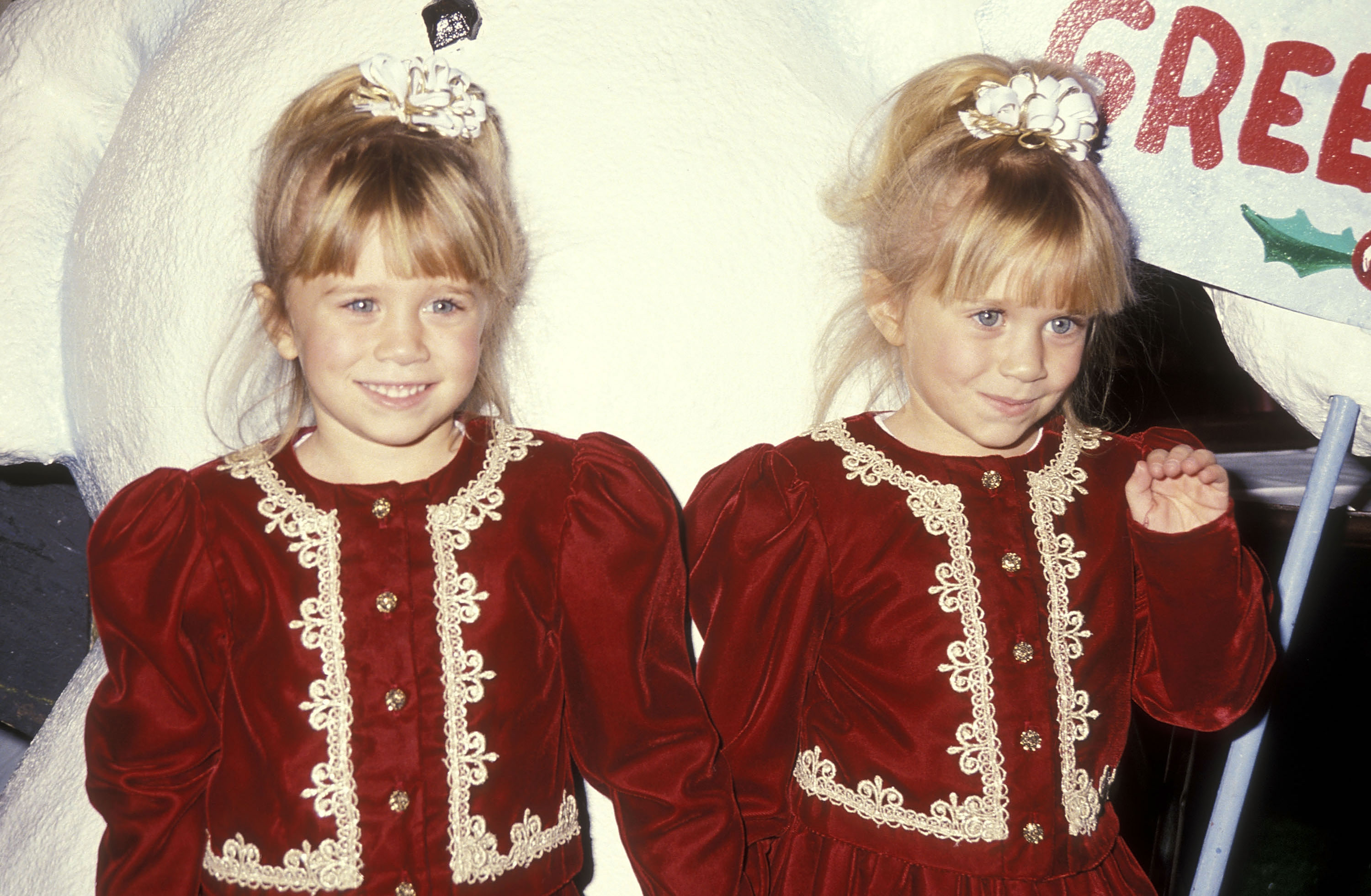 Die kindliche Längsdehnung begann, die letzten Spuren der Babyrundungen in den Gesichtern der mittlerweile 5-jährigen Schwestern zu verdrängen, als sie am 1. Dezember 1991 bei der Hollywood Christmas Parade auftraten – gekleidet in opulente burgunderrote Samtkleider mit goldenen Spitzenbesätzen und cremefarbenen Haargummis, die ihre hohen Pferdeschwänze zusammenhielten.