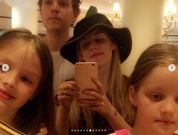 Riley Keough mit den Zwillingen Harper und Finley Lockwood, gepostet im Oktober 2024 | Quelle: Instagram.com/rileykeough