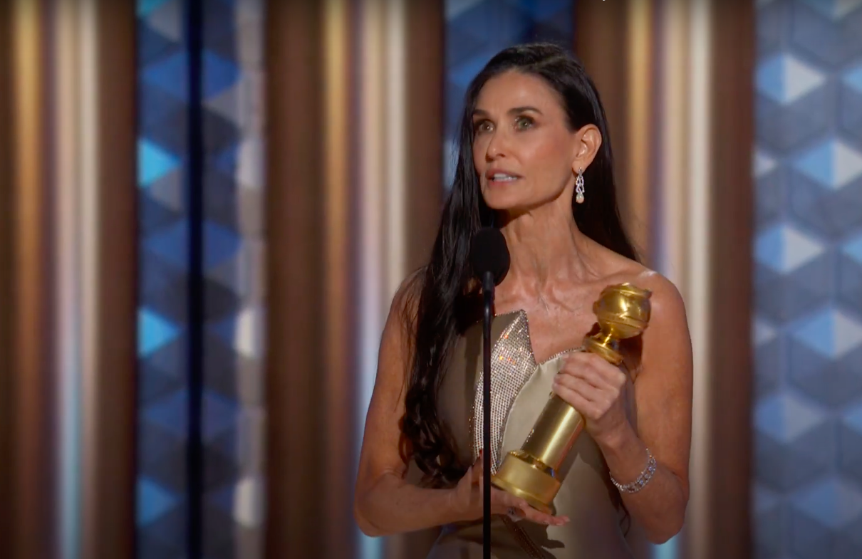 Demi Moore während ihrer Dankesrede. | Quelle: YouTube/Golden Globes