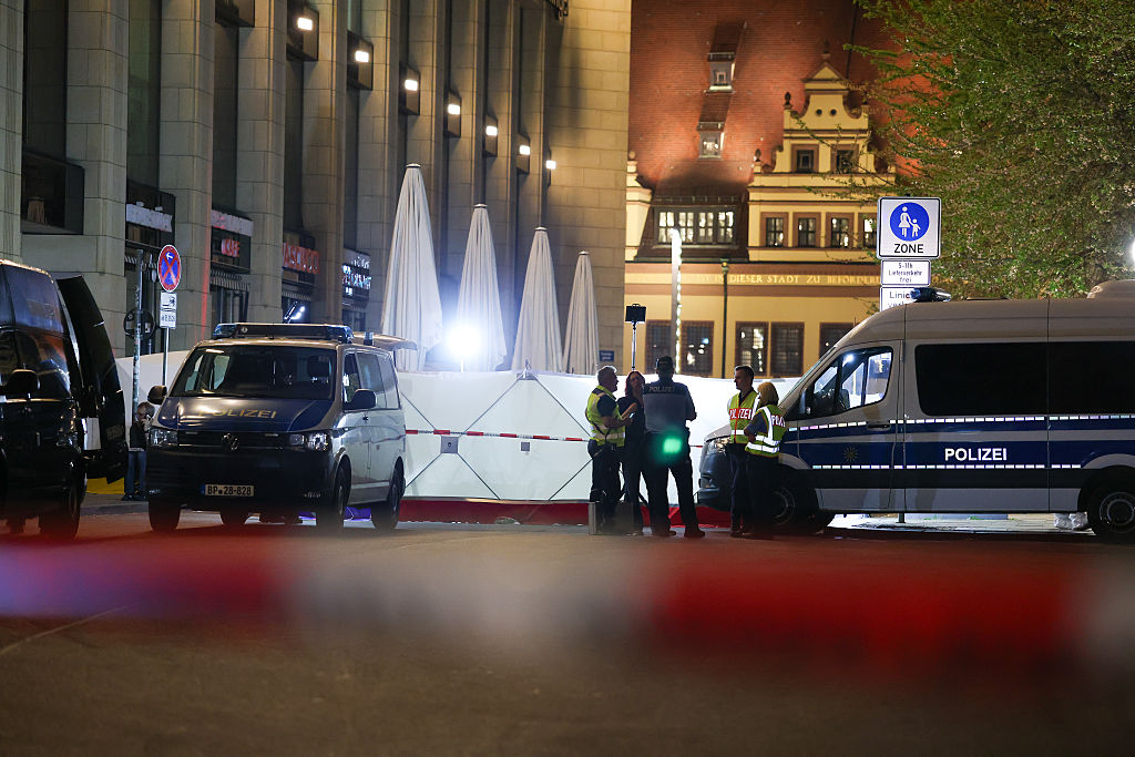 4. Mai 2026, Sachsen, Leipzig: Rettungskräfte stehen neben der Absperrung vor dem Fahrzeug in der Grimmaischen Straße. In Leipzig ist ein Auto in mehrere Menschen gerast. | Quelle: Getty Images