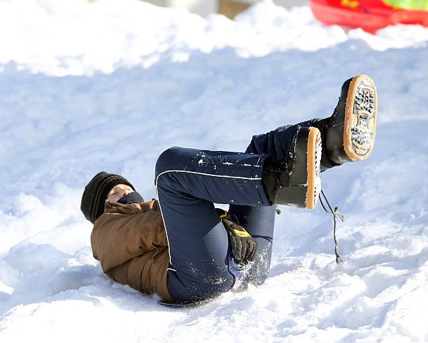 George sah, wie der Junge auf einem unkontrollierten Snowboard auf ihn zuraste, aber er hatte keine Zeit mehr, auszuweichen, so dass beide zusammenstießen und der Junge auf seinem Hintern landete | Quelle: Pexels