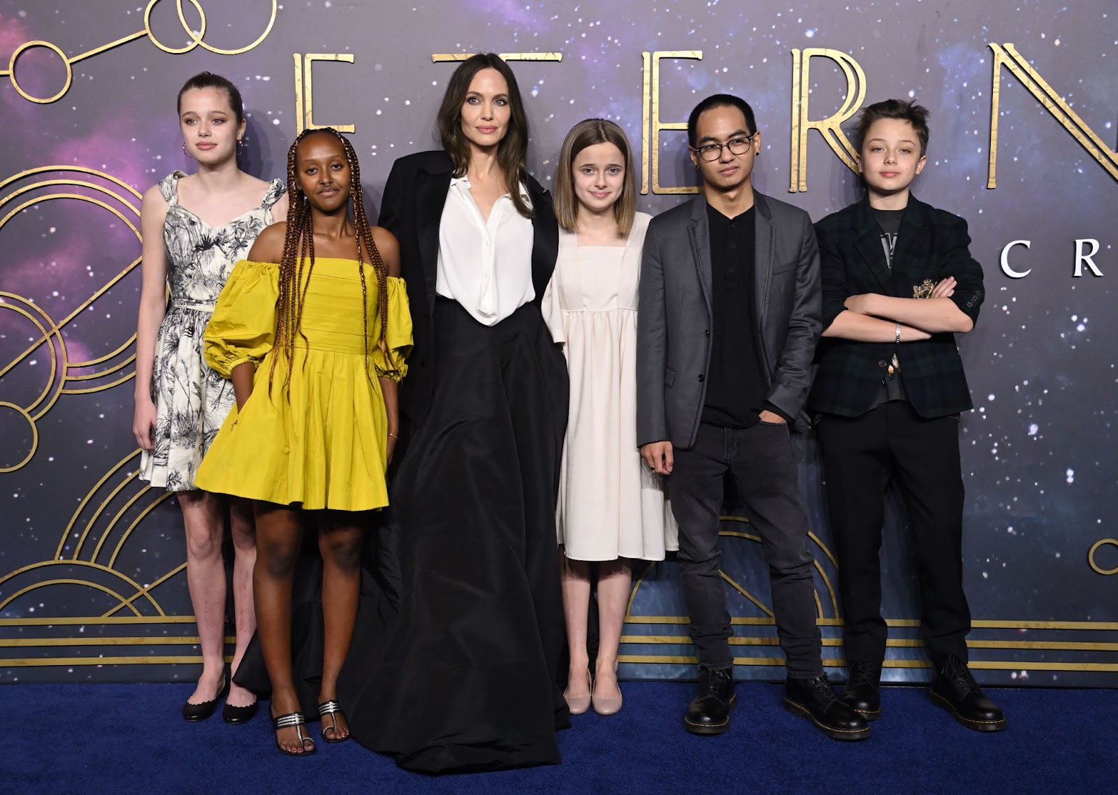 Shiloh, Zahara, Vivienne, Maddox und Knox mit Angelina Jolie bei der britischen Premiere von „The Eternals“ am 27. Oktober 2021 in London, England. | Quelle: Getty Images