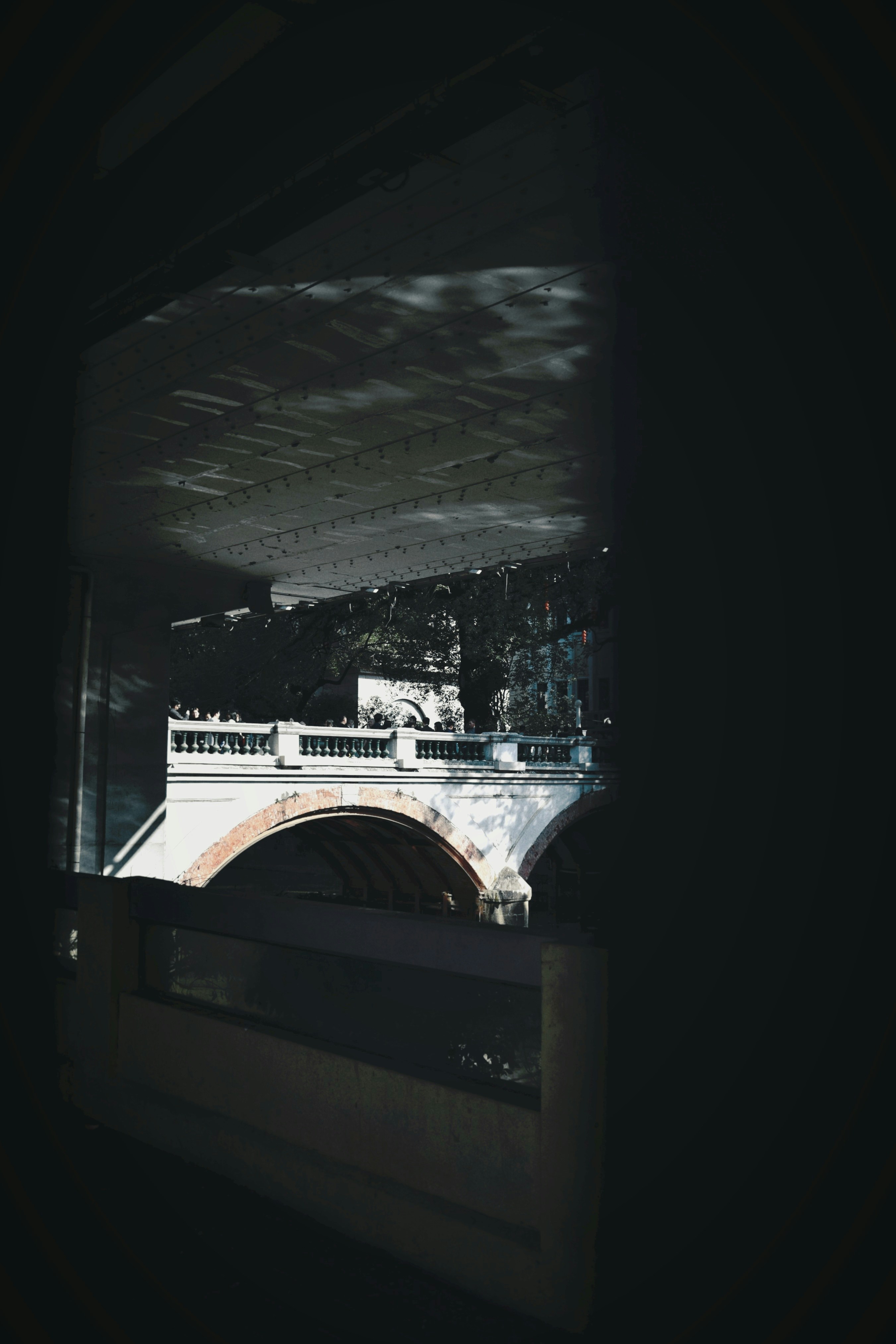 Ein Video, das über einen Projektor abgespielt wird | Quelle: Unsplash