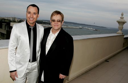 Der Produzent und Musiker Sir Elton John (rechts) und sein Ehemann, der Produzent David Furnish. | Quelle: Getty Images
