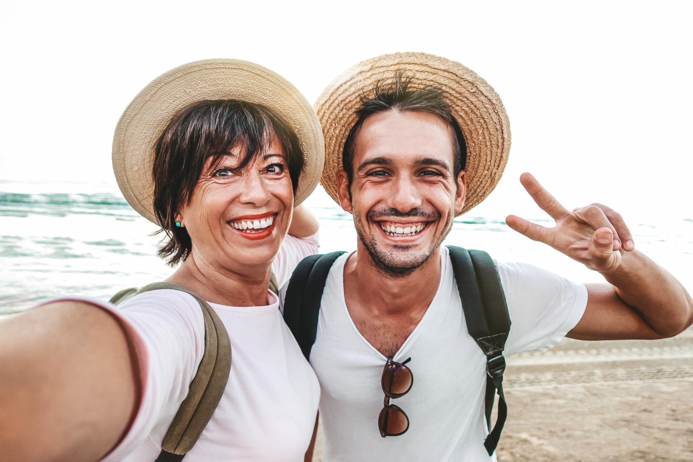 Ein Mutter-Sohn-Duo macht ein Selfie im Urlaub | Quelle: Shutterstock
