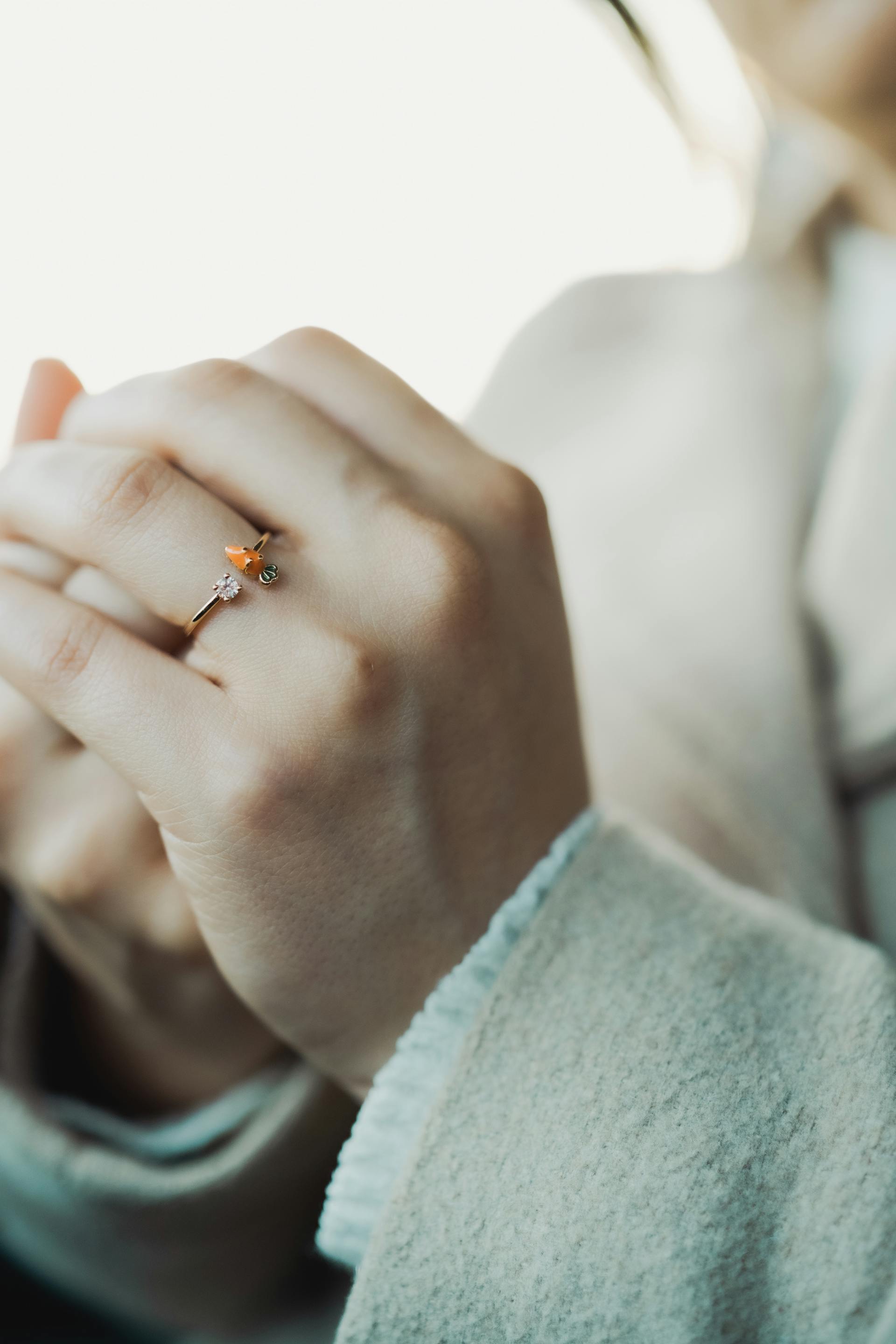 Die zusammengefalteten Hände einer Frau | Quelle: Pexels
