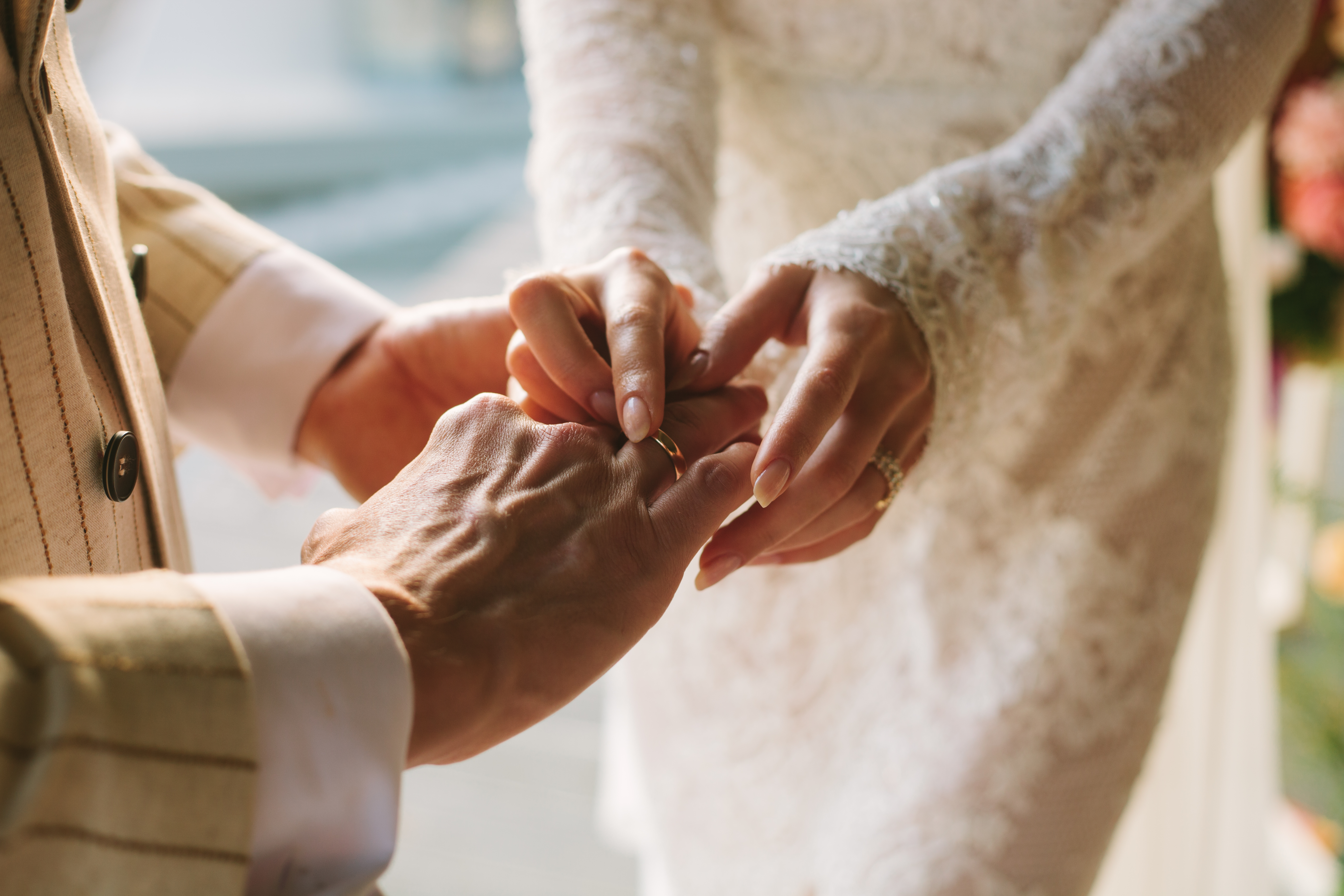 Ein Mann hält die Hand seiner Braut | Quelle: Getty Images