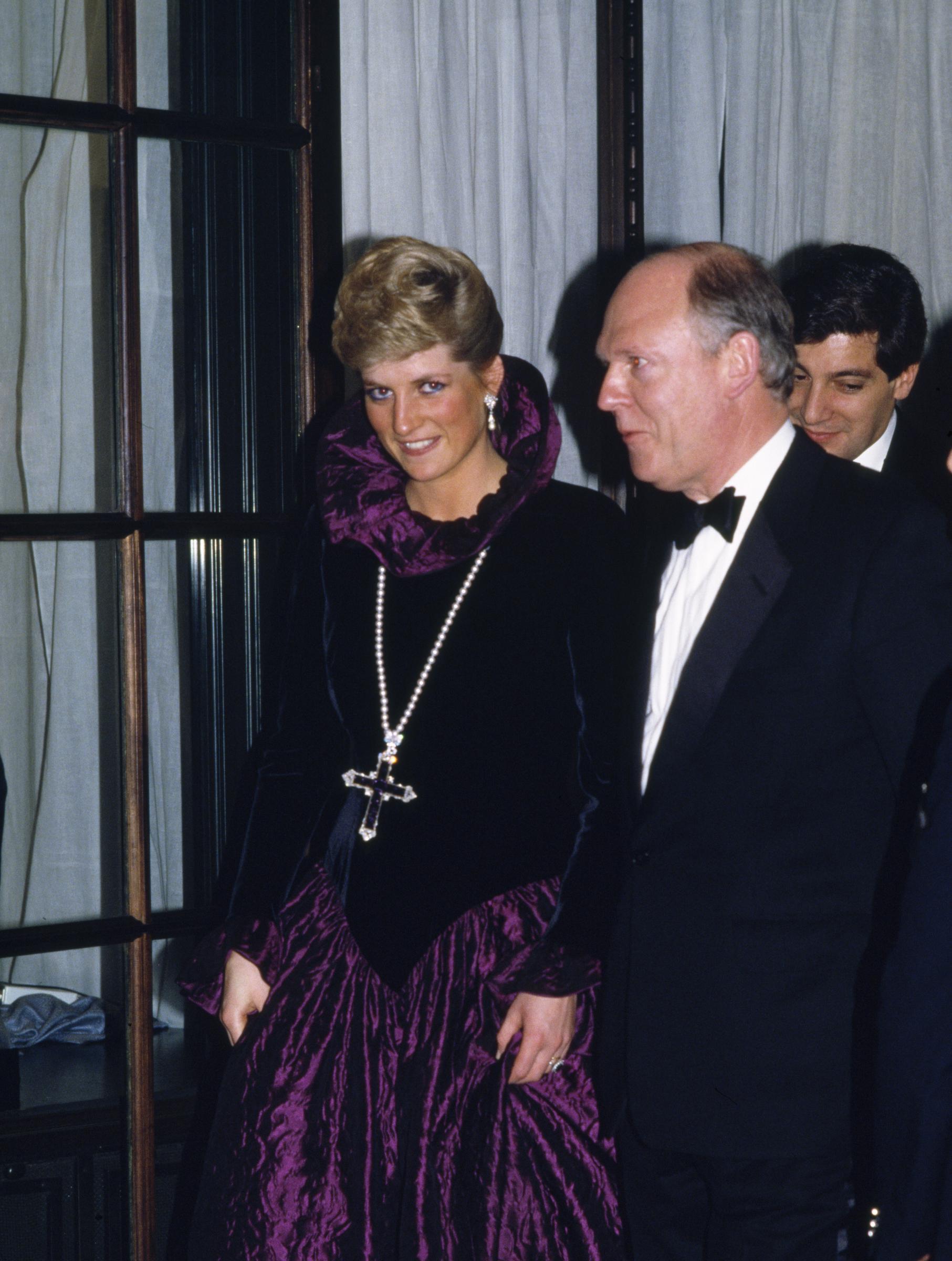 Prinzessin Diana bei ihrer Ankunft auf einer Wohltätigkeitsgala des Juweliers Garrard in London, England, am 27. Oktober 1987. | Quelle: Getty Images