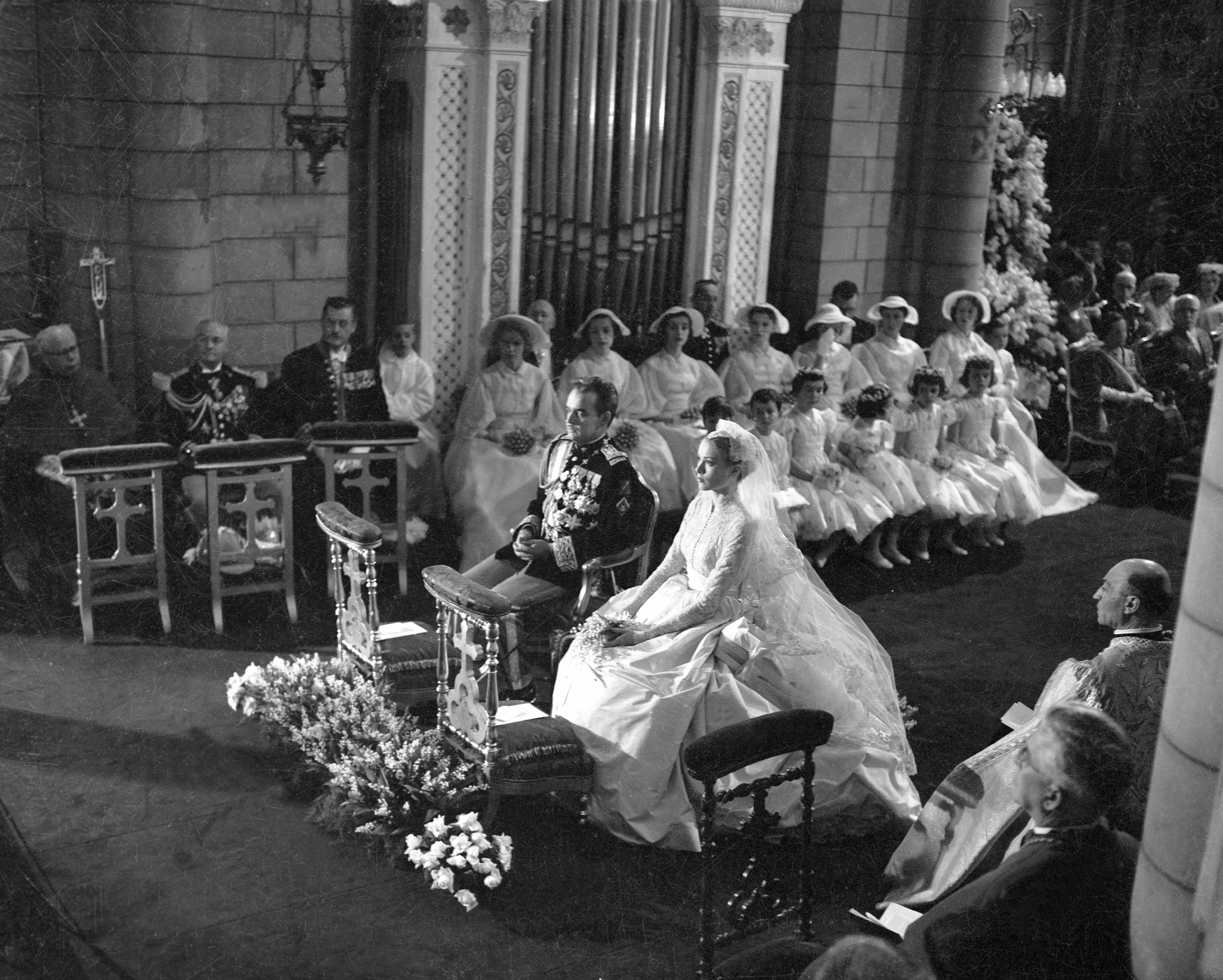 Grace Kelly und Fürst Rainier III. während ihrer Hochzeitszeremonie in der Kathedrale von Monaco am 19. April 1956 in Monaco. | Quelle: Getty Images