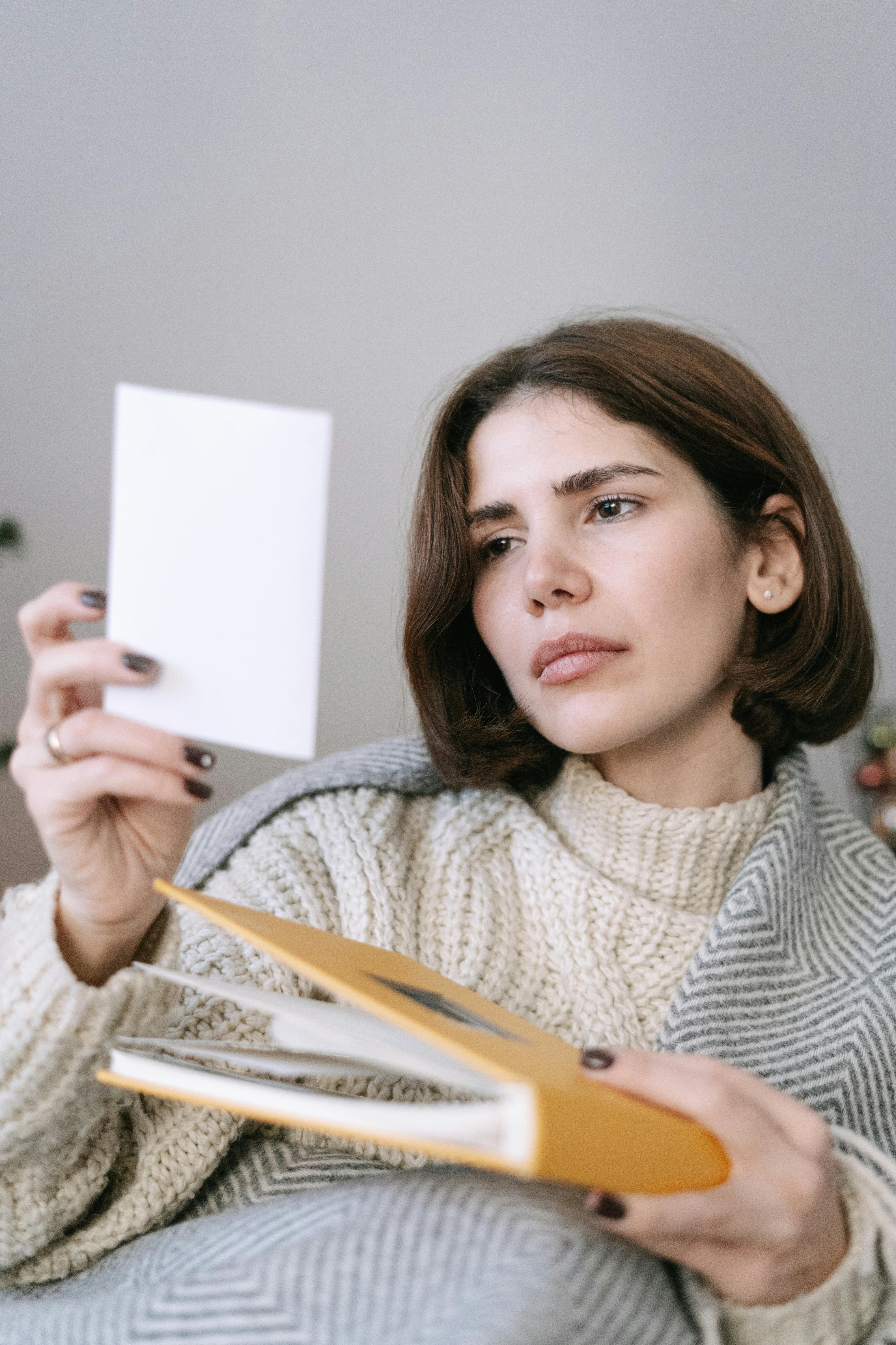 Frau schaut sich ein Foto an | Quelle: Pexels