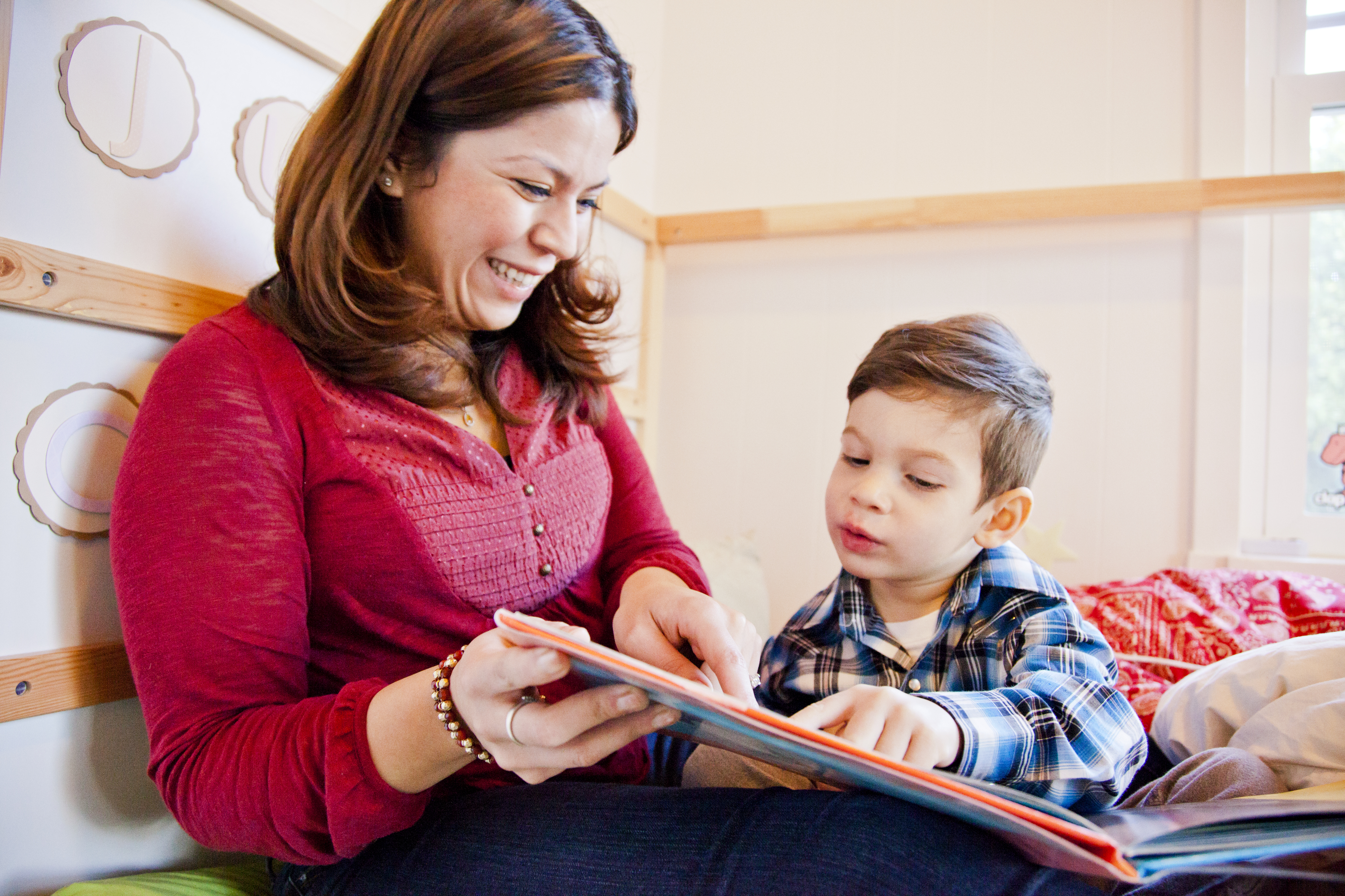 Mutter und Sohn lesen ein Kinderbuch | Quelle: Getty Images