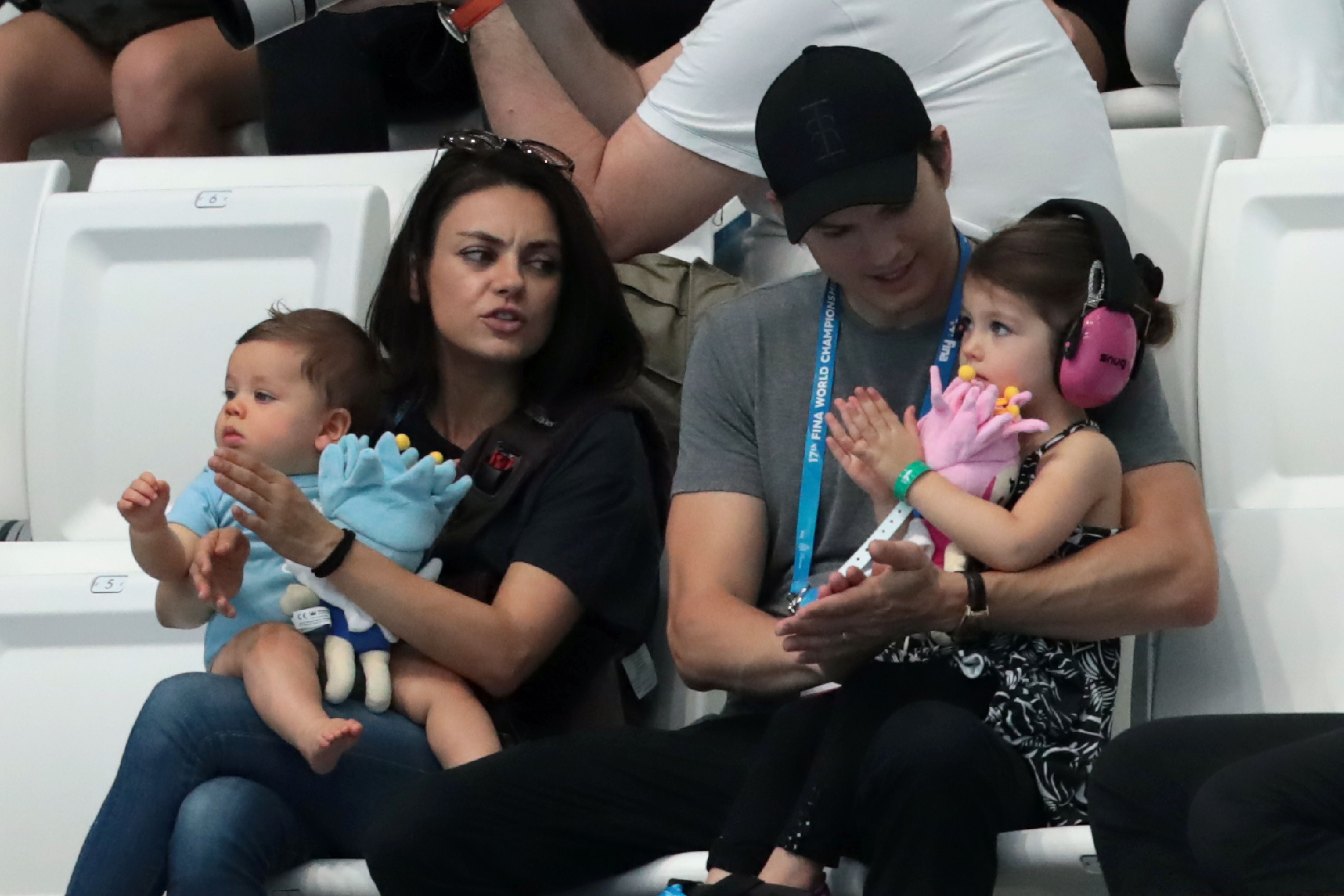 Mila Kunis und Ashton Kutcher mit ihren Kindern am 17. Juli 2017 in Budapest | Quelle: Getty Images