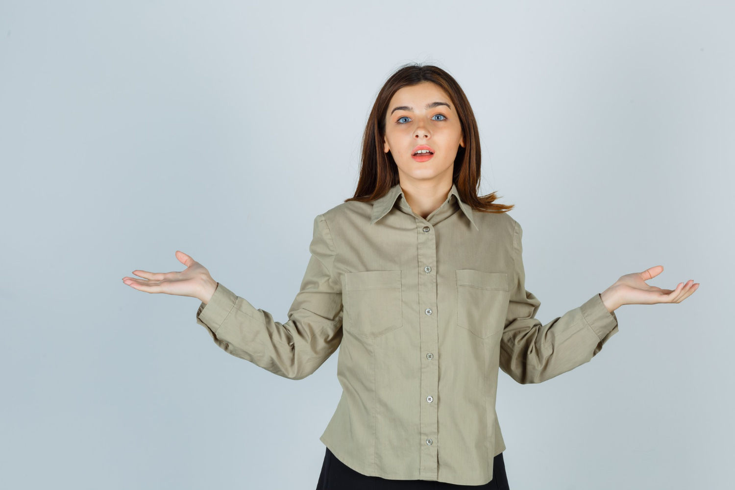Eine frustrierte Frau zuckt mit den Schultern | Quelle: Freepik