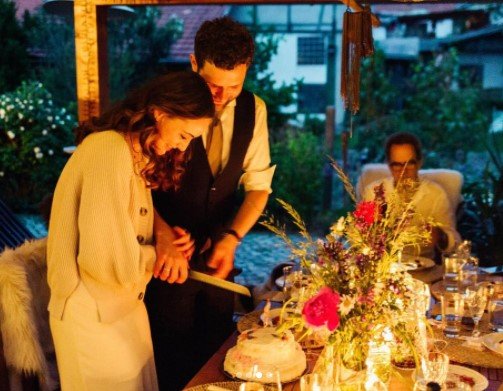 Maria Ehrich und Manuel Vering schneiden die Hochzeitstorte an. I Quelle: instagram.com/ehrlichmaria