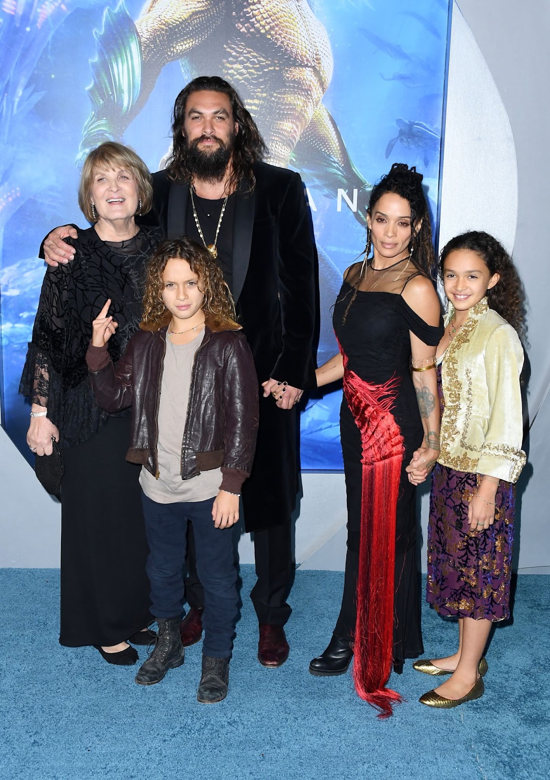 Jason Momoa besuchte die Premiere von "Aquaman" am 12. Dezember 2018 in Hollywood, Kalifornien, zusammen mit seiner Mutter, seinen Kindern und seiner damaligen Ehefrau Lisa Bonet. Der starke Zusammenhalt der Familie wurde deutlich, als sie Jason bei einem der größten Meilensteine seiner Karriere unterstützten. | Quelle: Getty Images