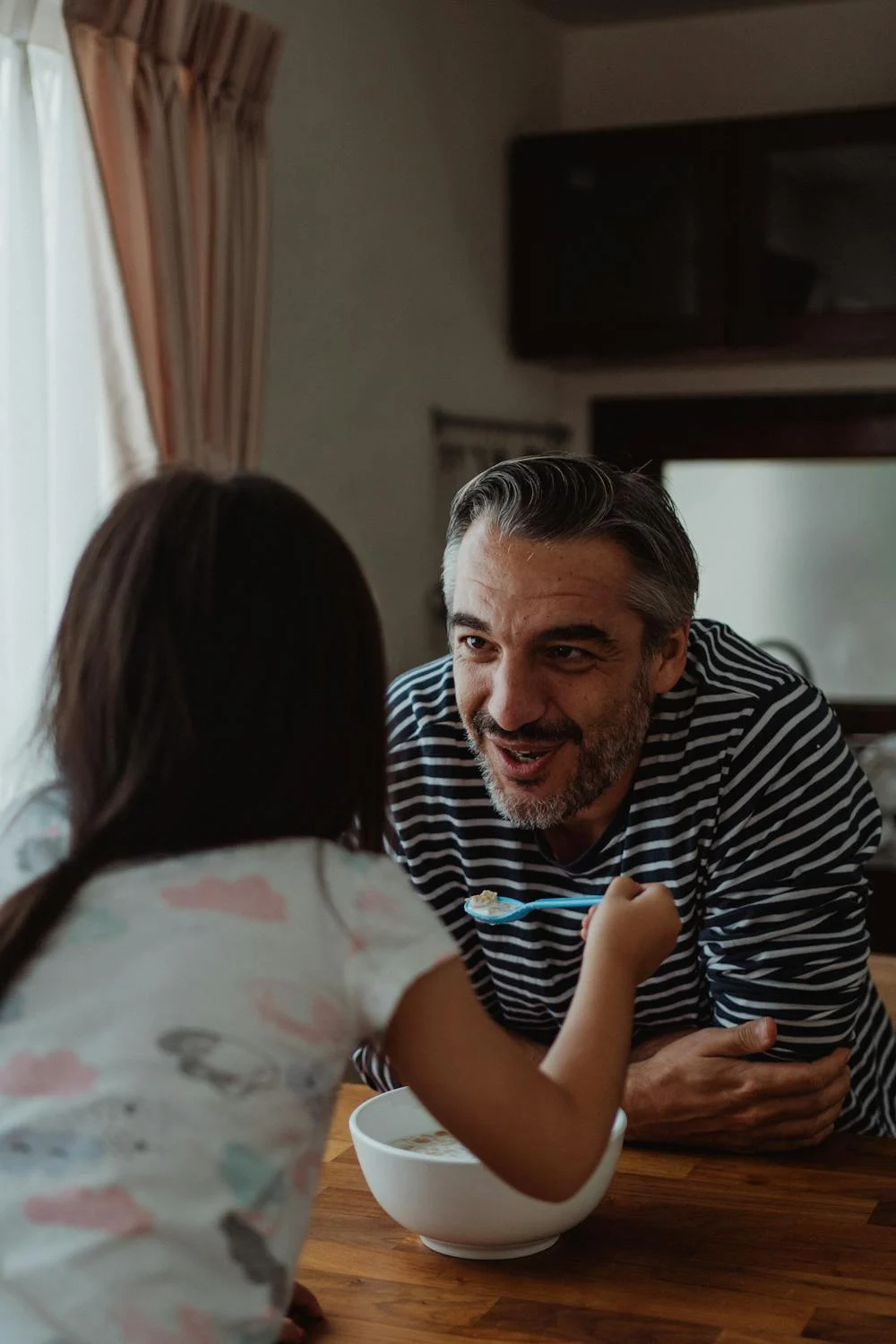 Ein Mann im Gespräch mit seiner Tochter | Quelle: Pexels
