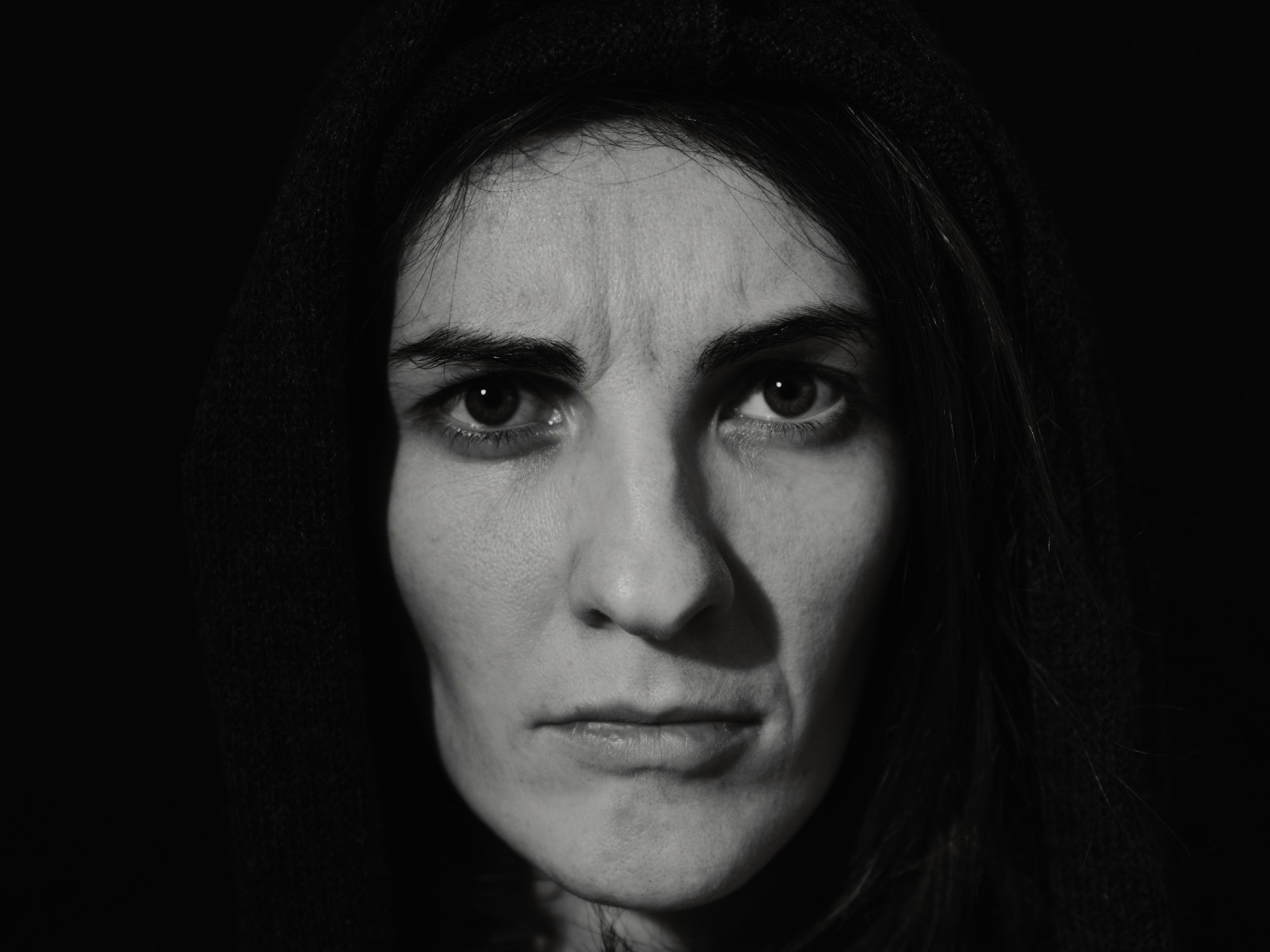 Eine wütende Frau starrt jemanden an | Quelle: Unsplash