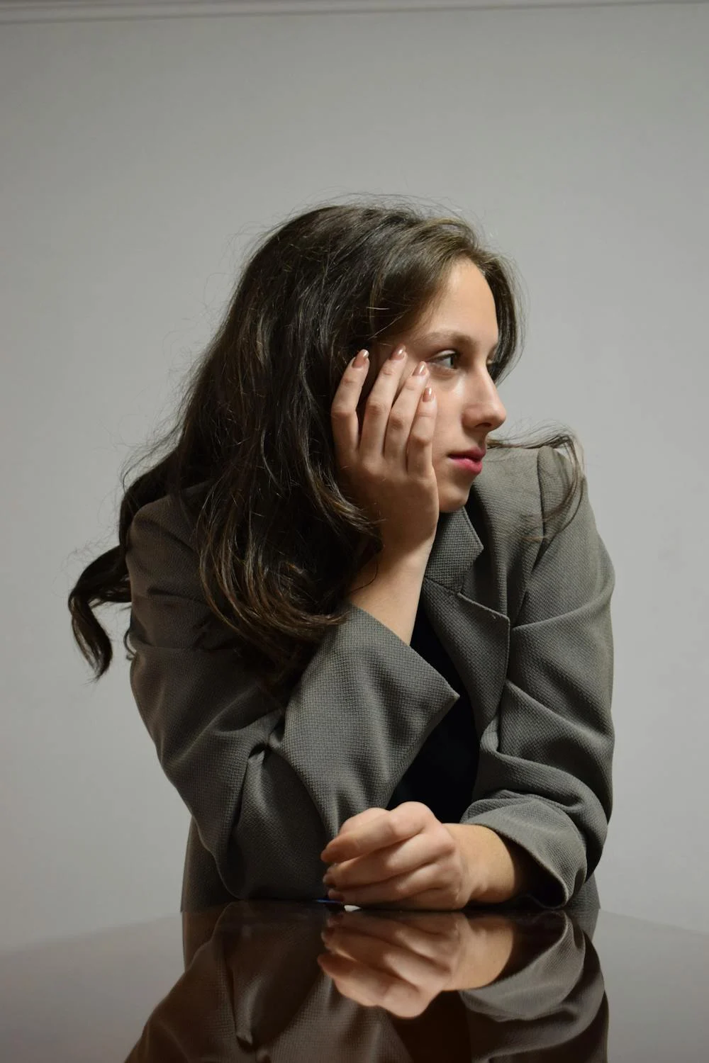 Eine Frau, die zur Seite schaut | Quelle: Pexels