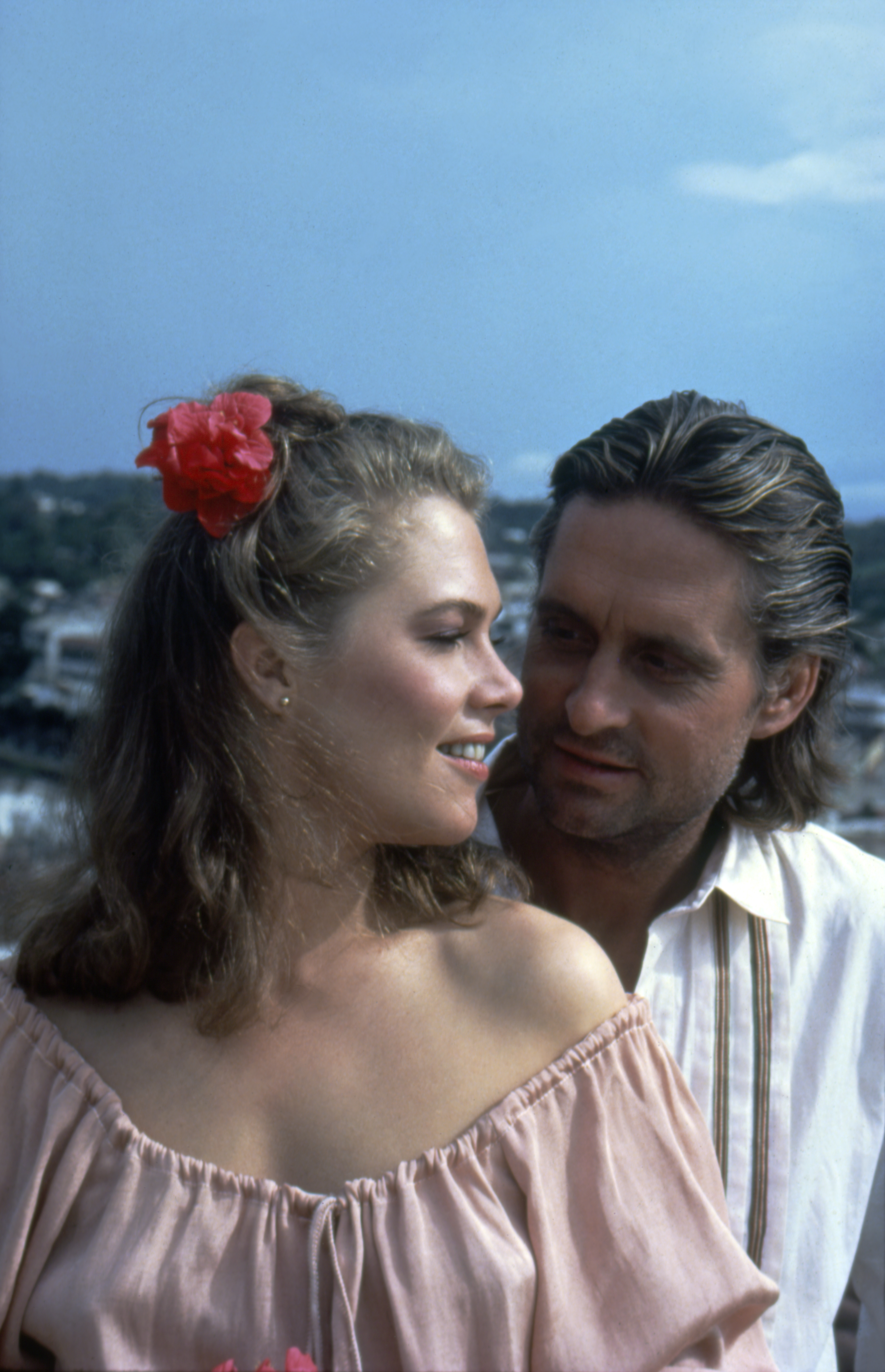 Die Schauspielerin und Michael Douglas in "Romancing the Stone" im Jahr 1984 | Quelle: Getty Images