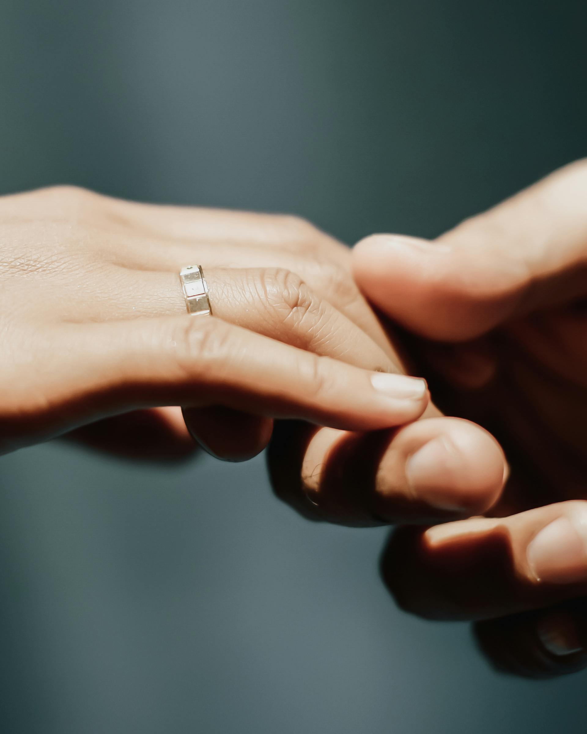 Eine Nahaufnahme eines Mannes, der die Hand einer Frau ergreift | Quelle: Pexels