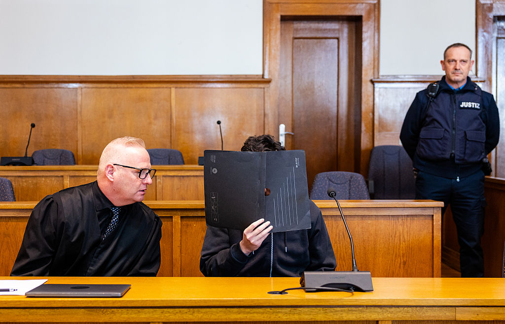 1. April 2026, Saarland, Saarbrücken: Strafverteidiger Michael Rehberger sitzt neben seinem Mandanten im Gerichtssaal 38 des Landgerichts Saarbrücken. | Quelle: Getty Images