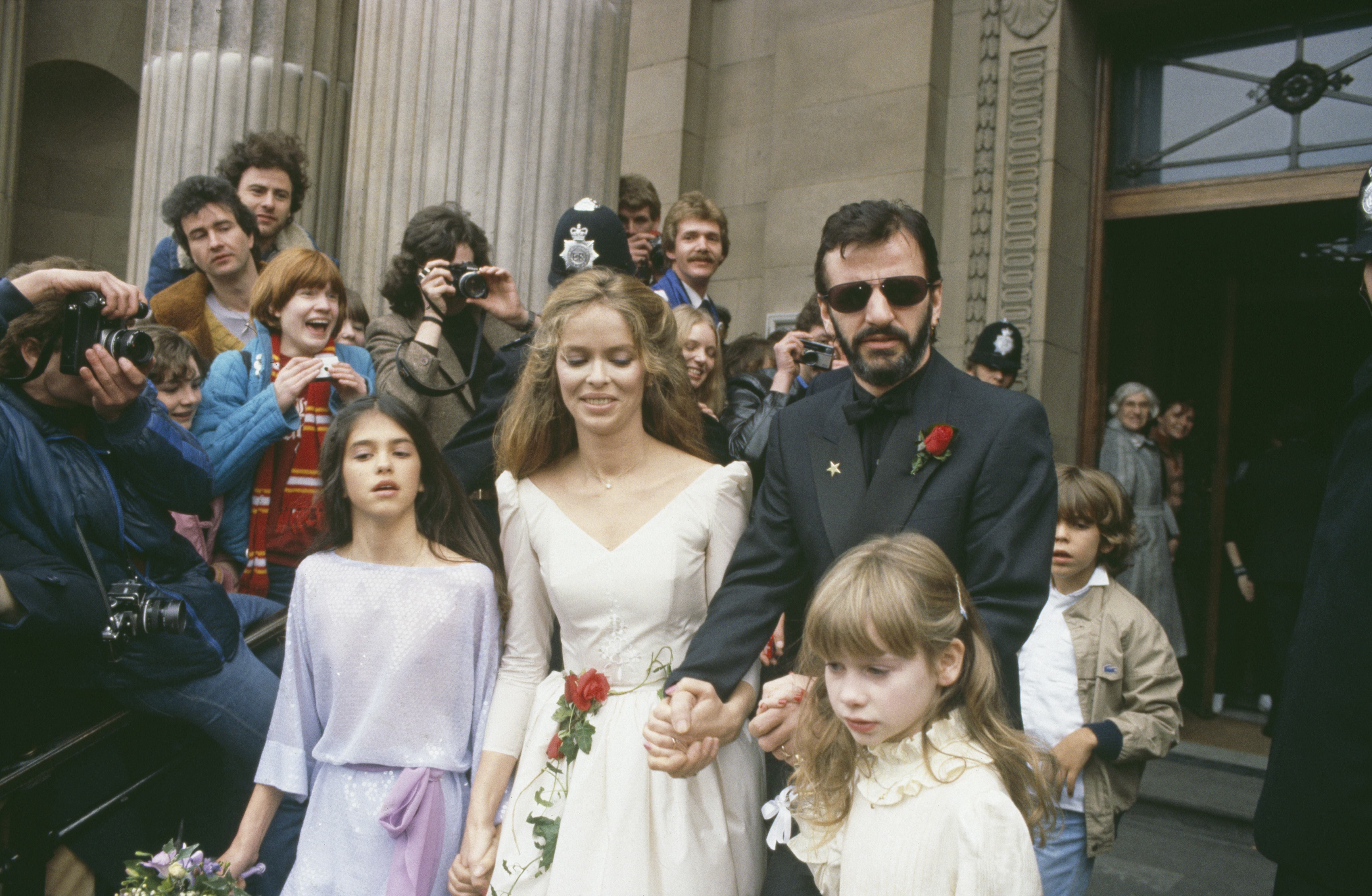 Barbara Bach und Ringo Starr verlassen das Marylebone Standesamt nach ihrer Hochzeit am 27. April 1981 in London. | Quelle: Getty Images