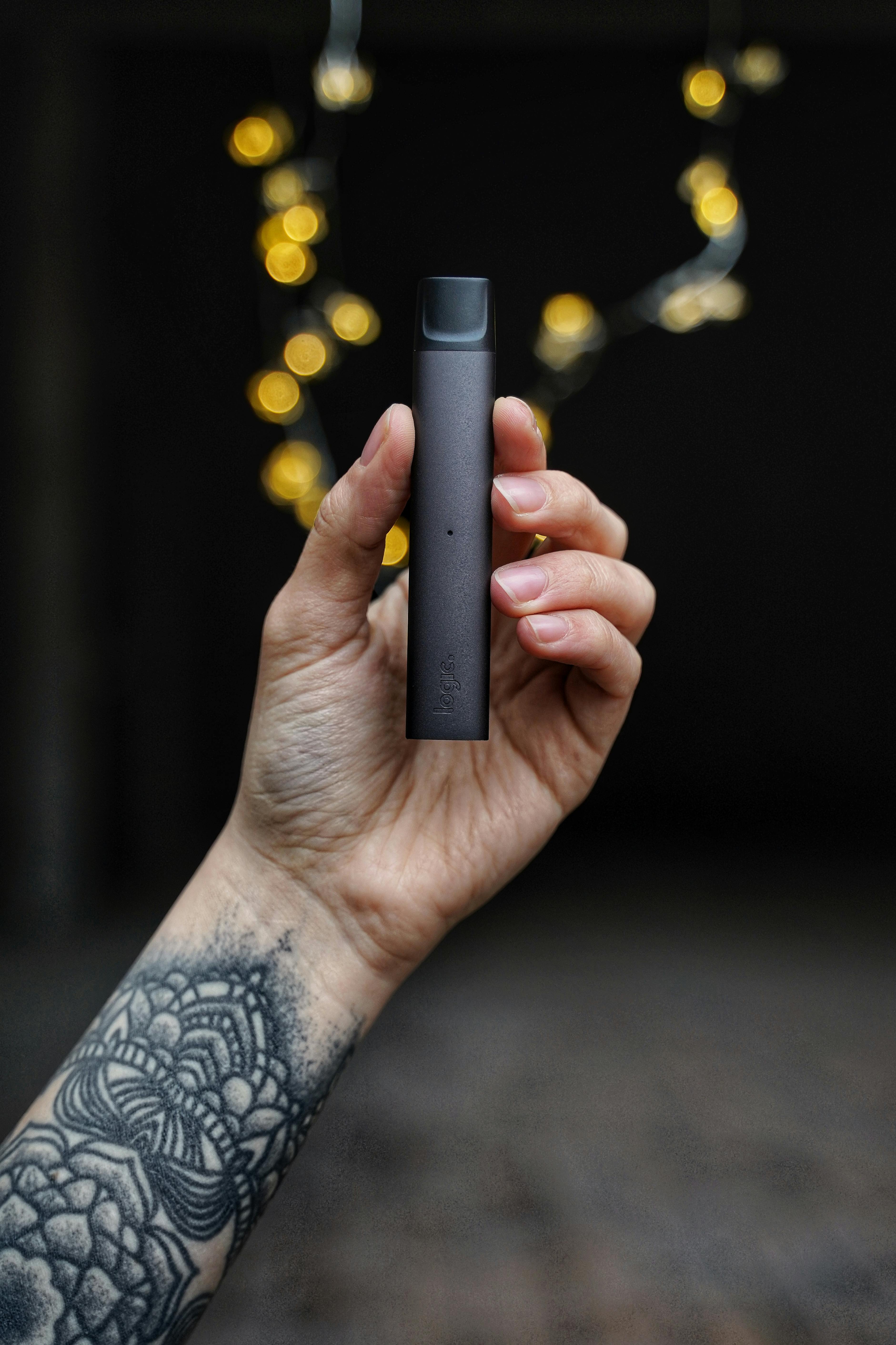 Eine Person hält einen Vape Pen | Quelle: Pexels