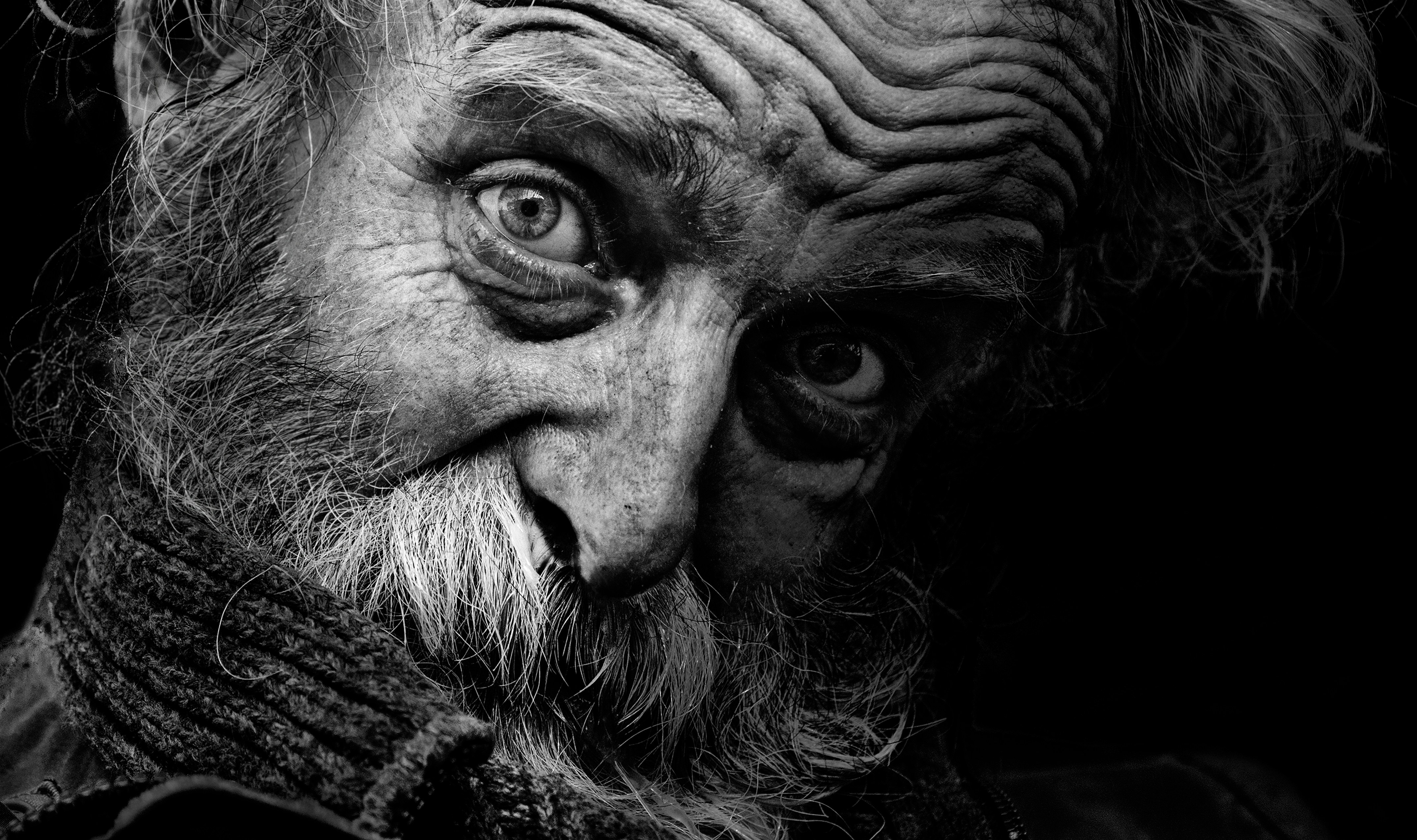 Zaskoczony bezdomny | Źródło: Unsplash