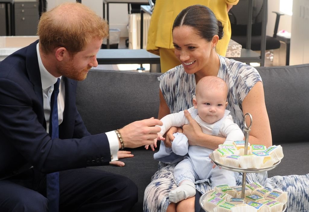 Prinz Harry und seine Frau Meghan mit ihrem kleinen Sohn Archie am 25. September 2019 in Kapstadt. | Quelle: Getty Images