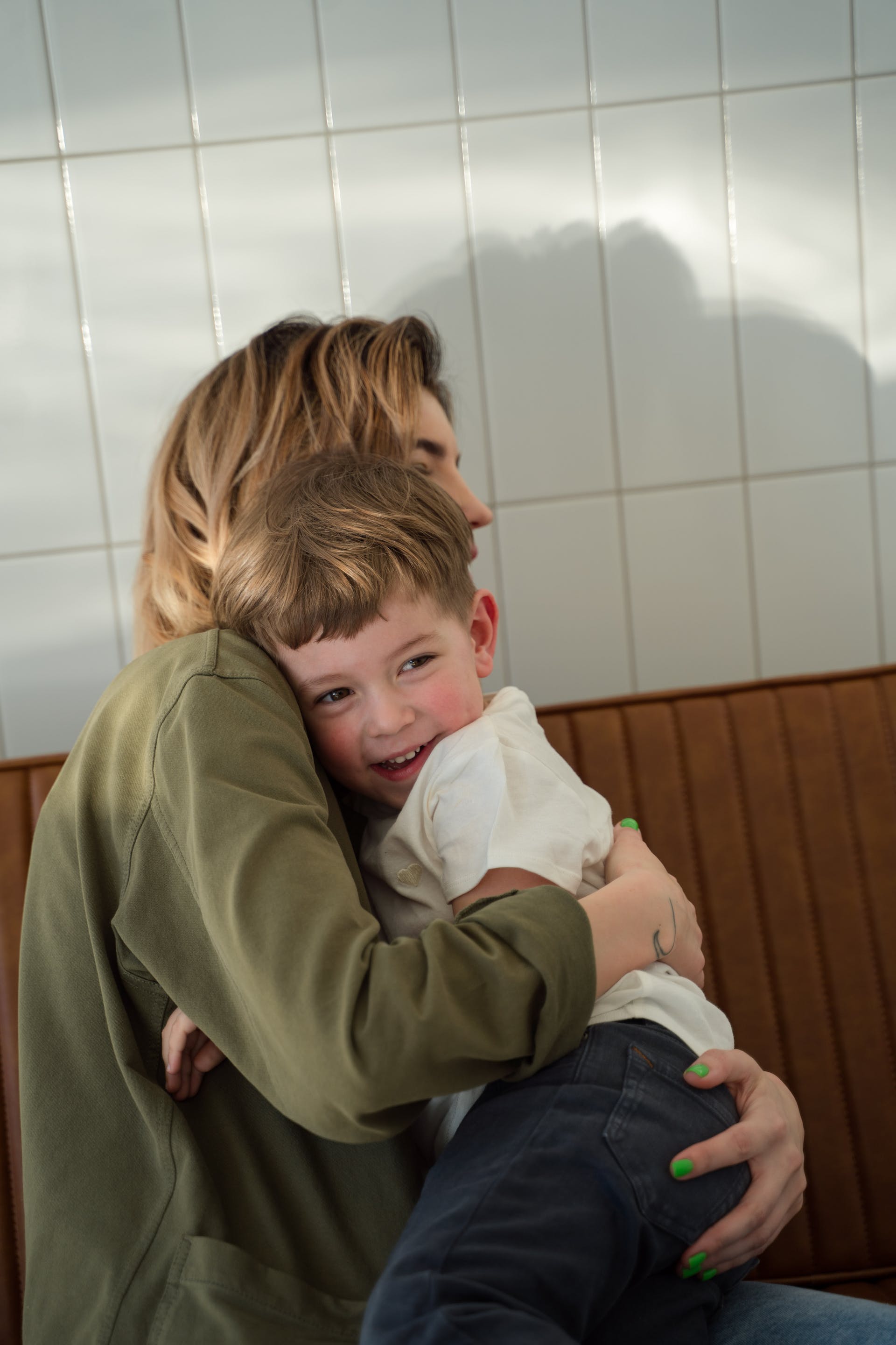 Eine Mutter, die ihren Sohn umarmt | Quelle: Pexels