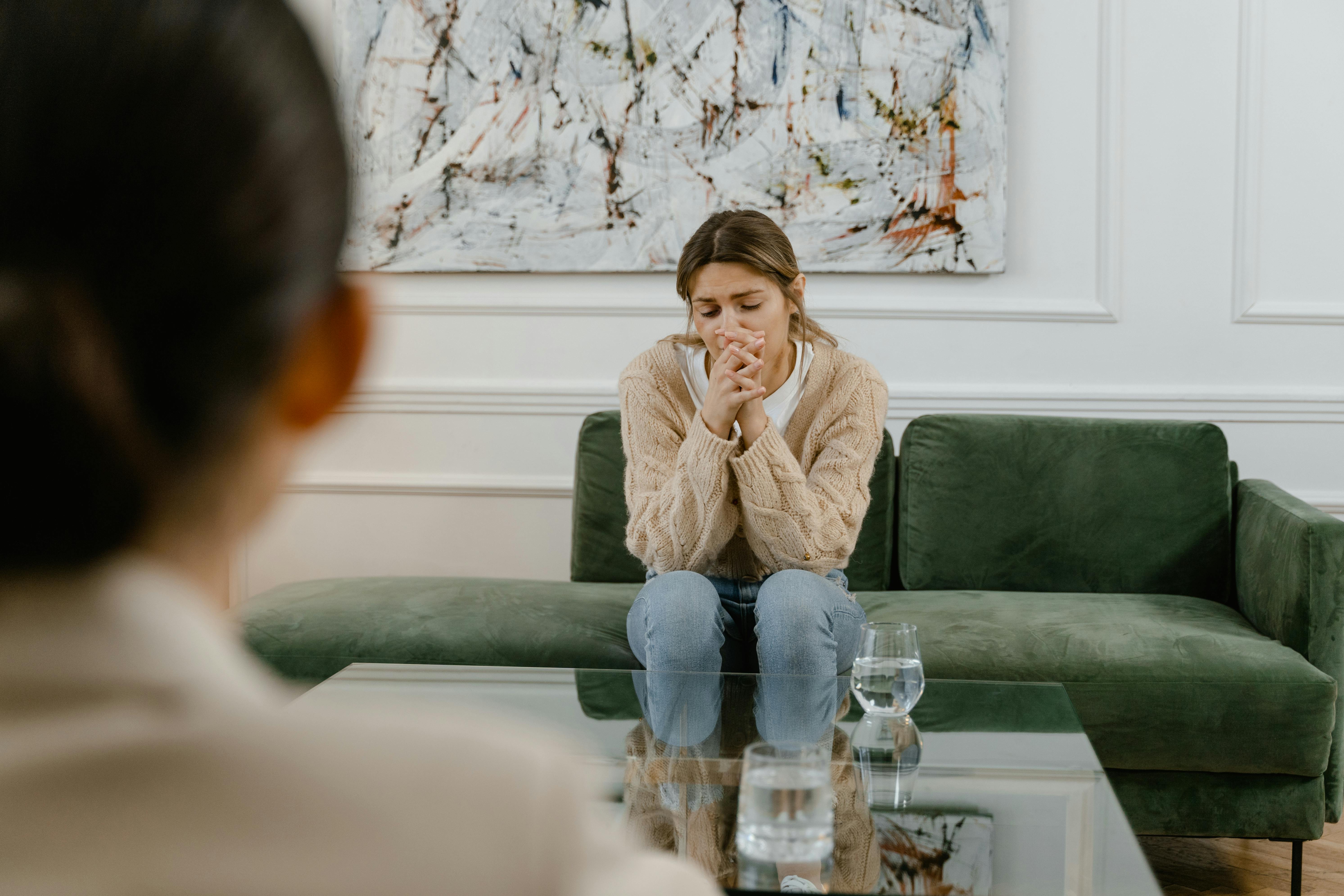 Eine Frau im Gespräch mit ihrem Therapeuten | Quelle: Pexels