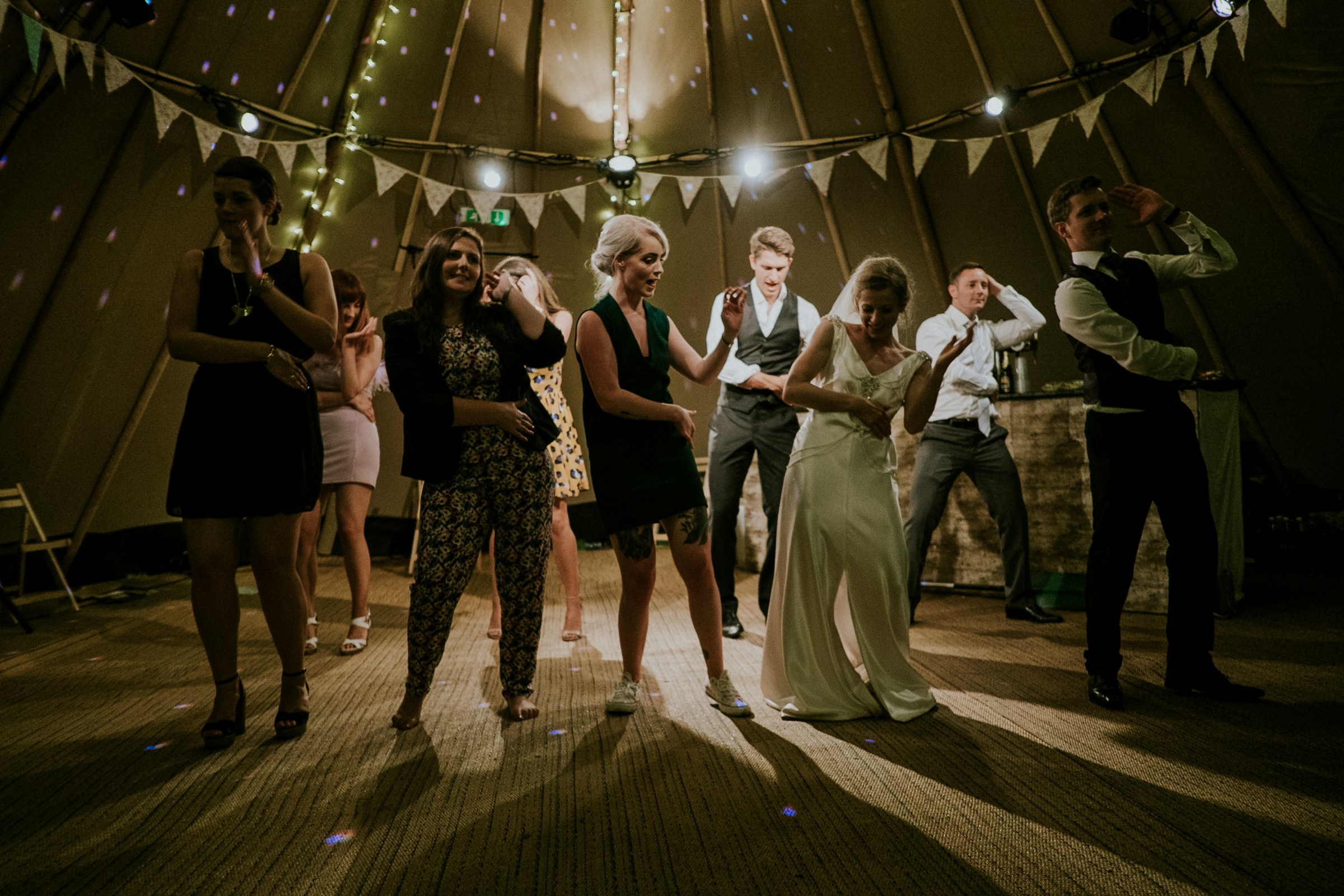 Tanzende Menschen auf einer Hochzeit | Quelle: Unsplash