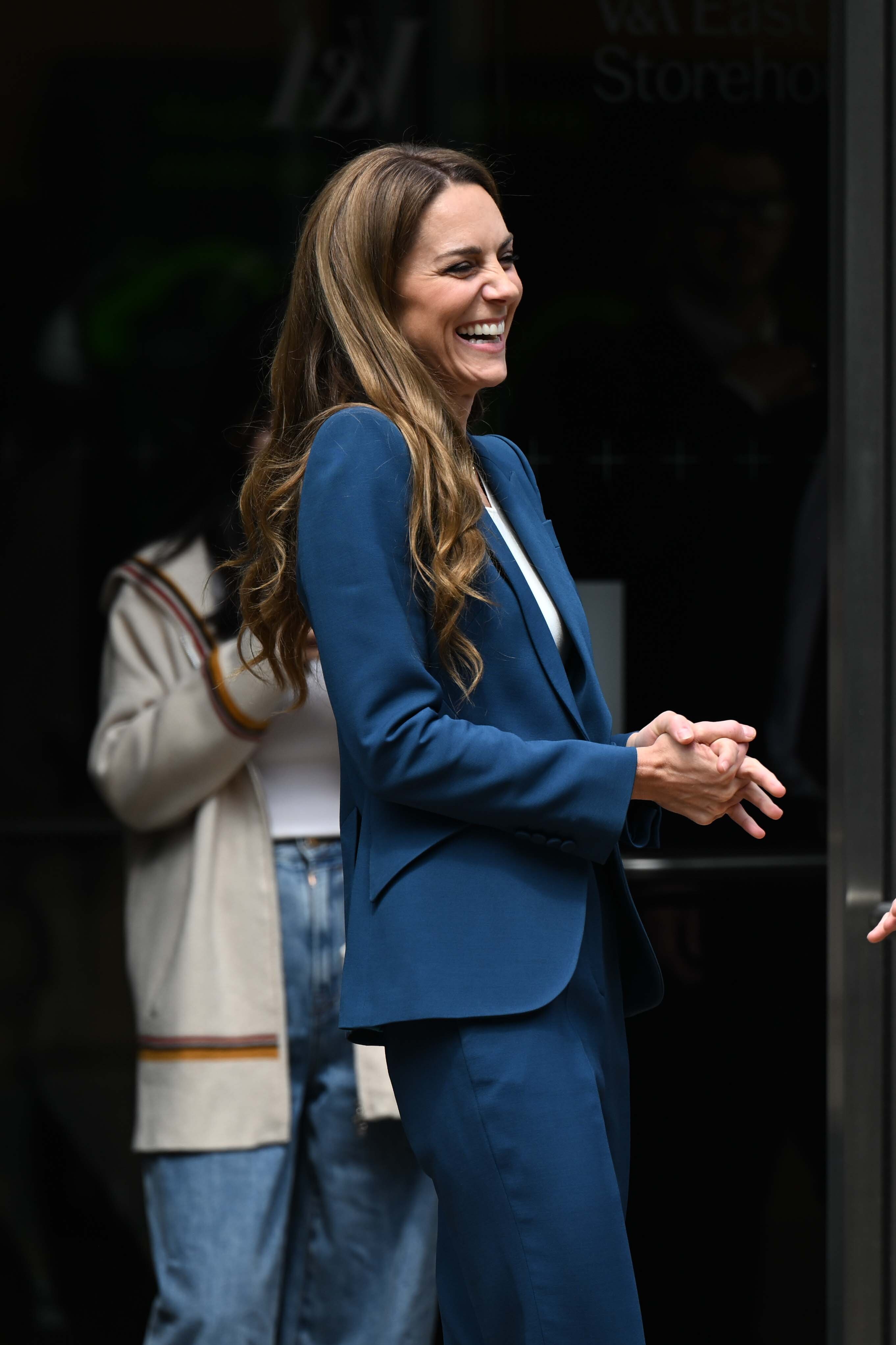 Prinzessin Catherine lacht frei und strahlt Charme und Offenheit aus. Ihre Haltung ist entspannt, ihr Anzug frisch und ihr natürlicher Gesichtsausdruck fängt einen seltenen, unverstellten Ausbruch von Leichtigkeit im Museum am 10. Juni 2025 ein.