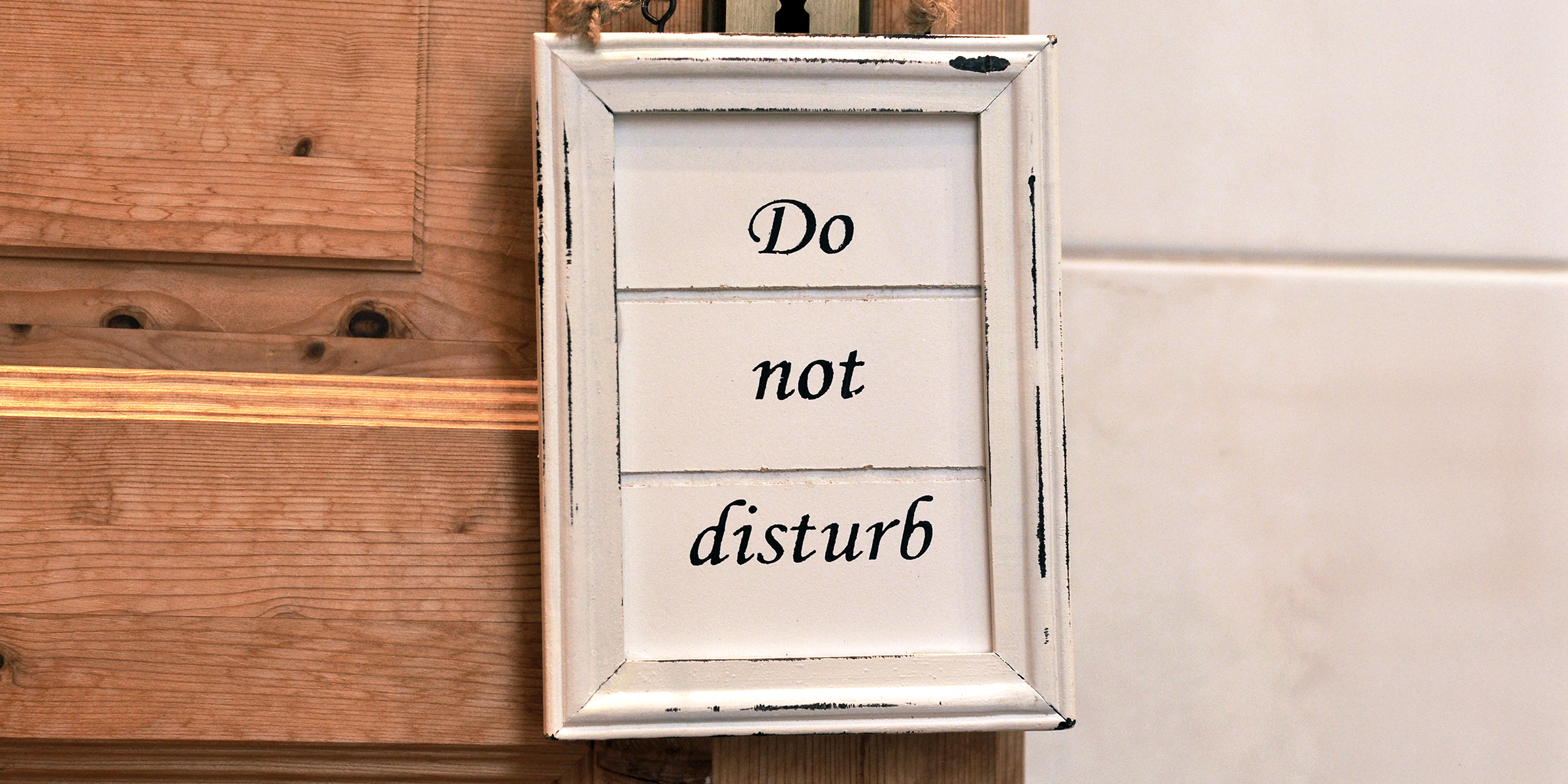 "Bitte nicht stören"-Schild | Quelle: Shutterstock