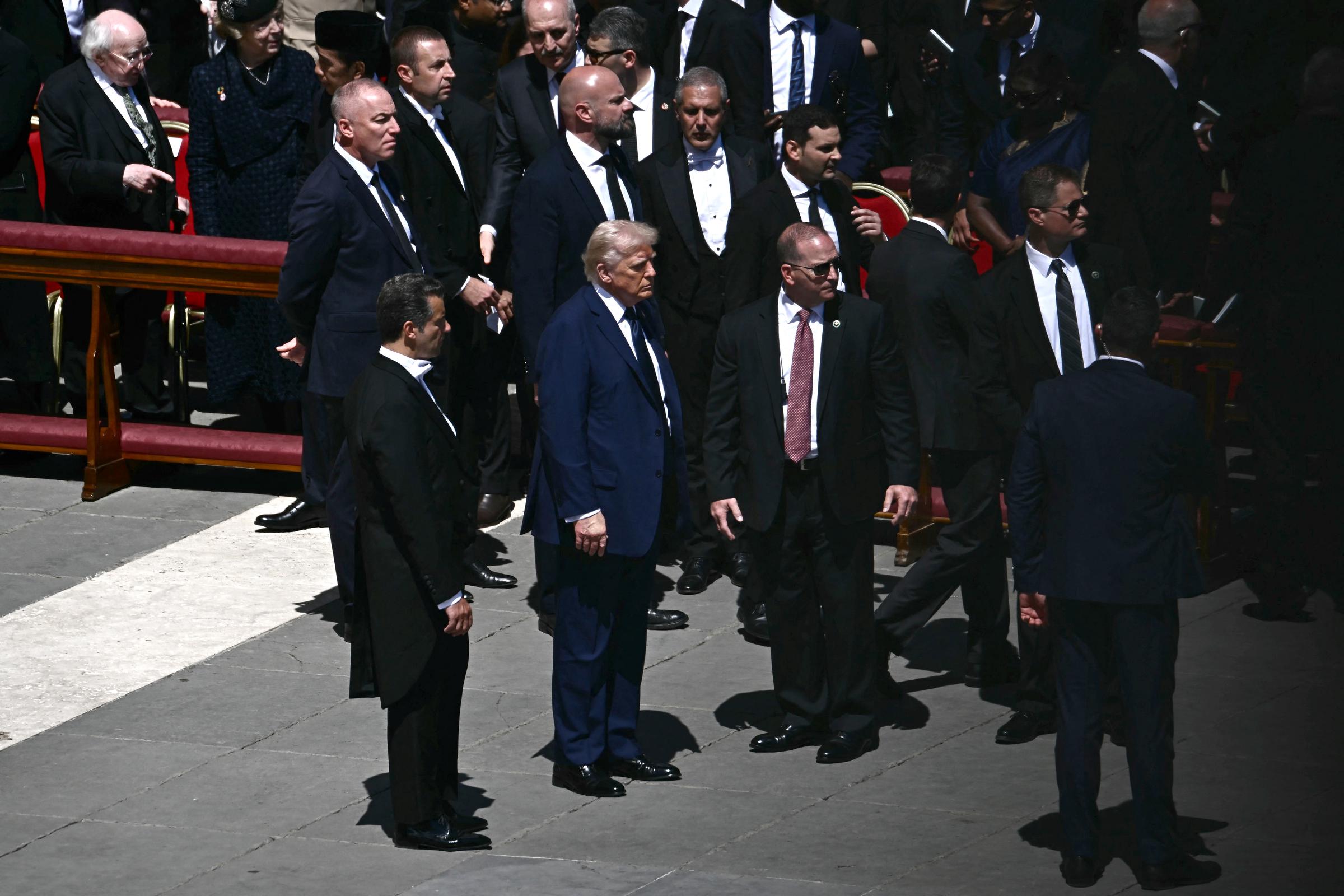 Donald Trump steht zusammen mit anderen Würdenträgern bei der Beerdigungszeremonie von Papst Franziskus auf dem Petersplatz und schaut zu. | Quelle: Getty Images