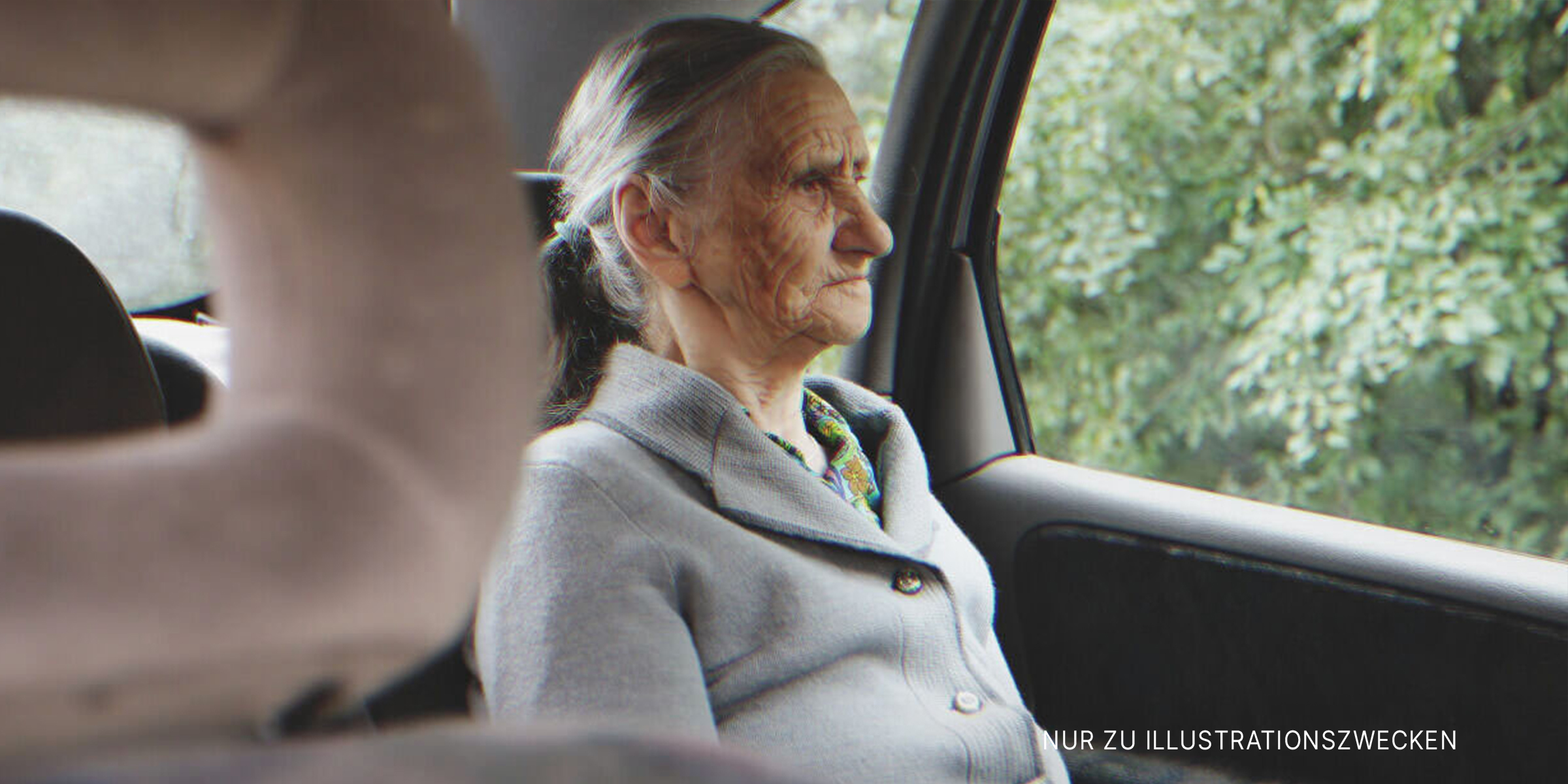 Alte Frau schaut aus dem Autofenster. | Quelle: Shutterstock