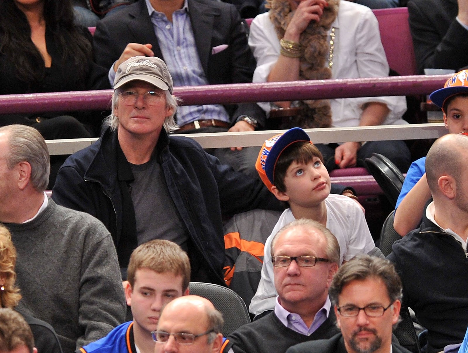 Richard Gere und sein Sohn Homer beim Spiel Utah Jazz gegen New York Knicks im Madison Square Garden am 7. März 2011 in New York. | Quelle: Getty Images