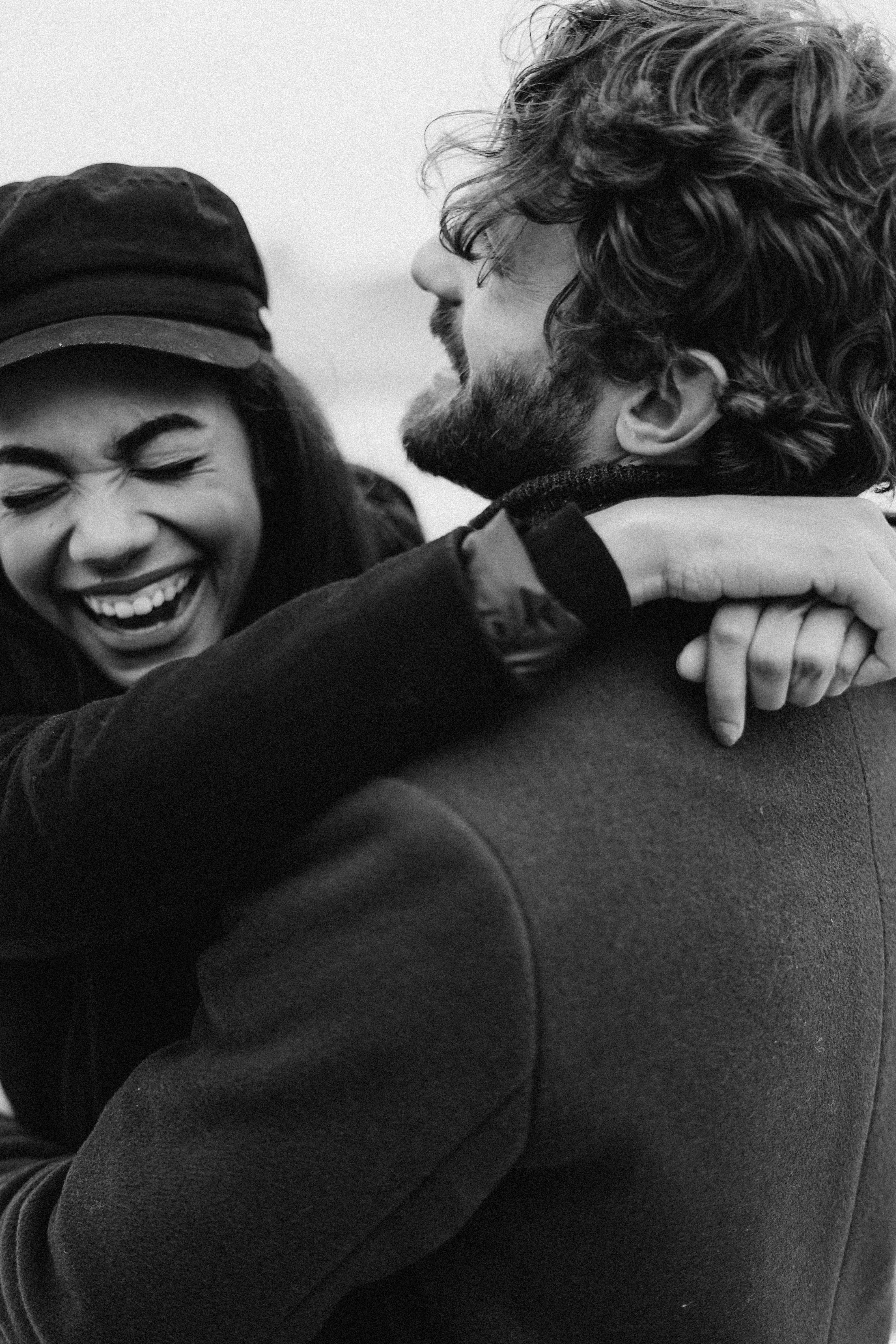 Ein Paar, das sich umarmt und zusammen lacht | Quelle: Pexels