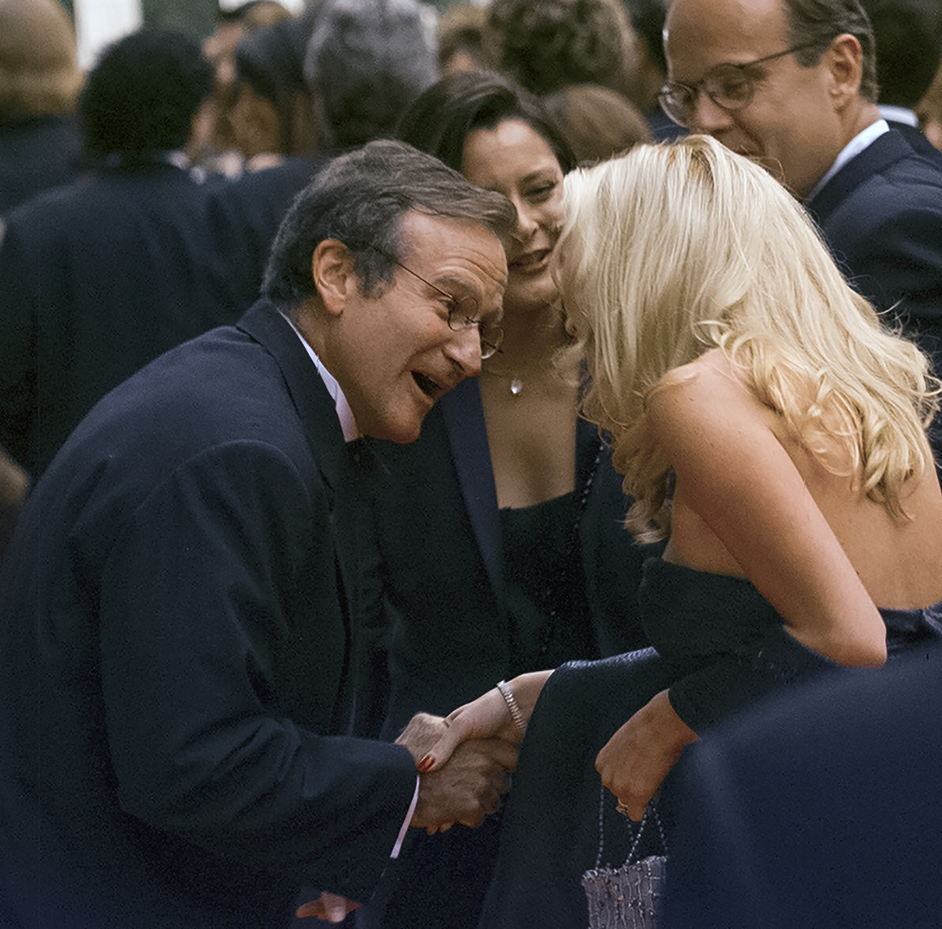 Robin Williams bei der 55th Annual Golden Globes Awards Show am 18. Januar 1998 in Beverly Hills, Kalifornien. | Quelle: Getty Images