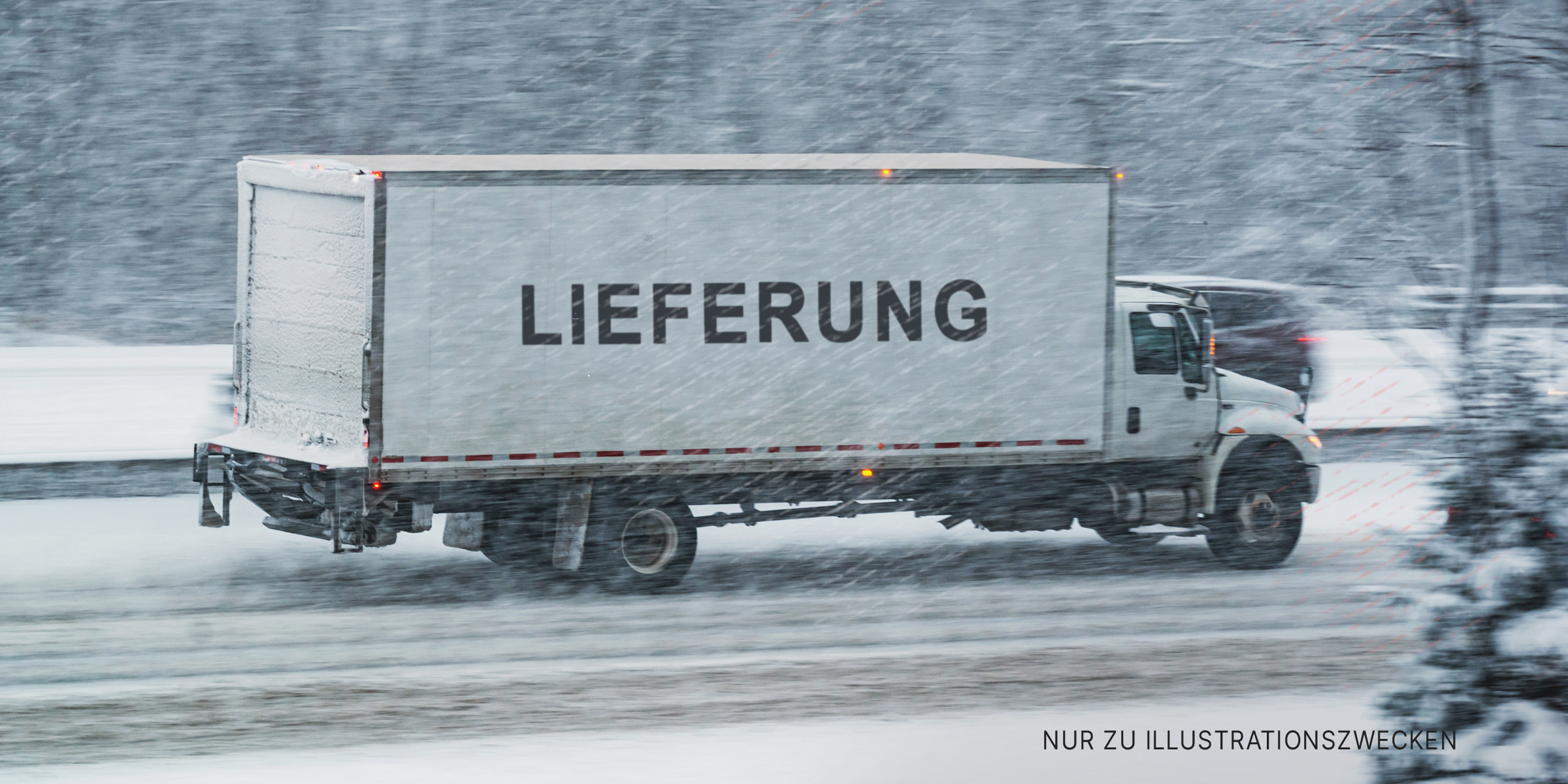 Lieferwagen auf einer verschneiten Straße | Quelle: Shutterstock