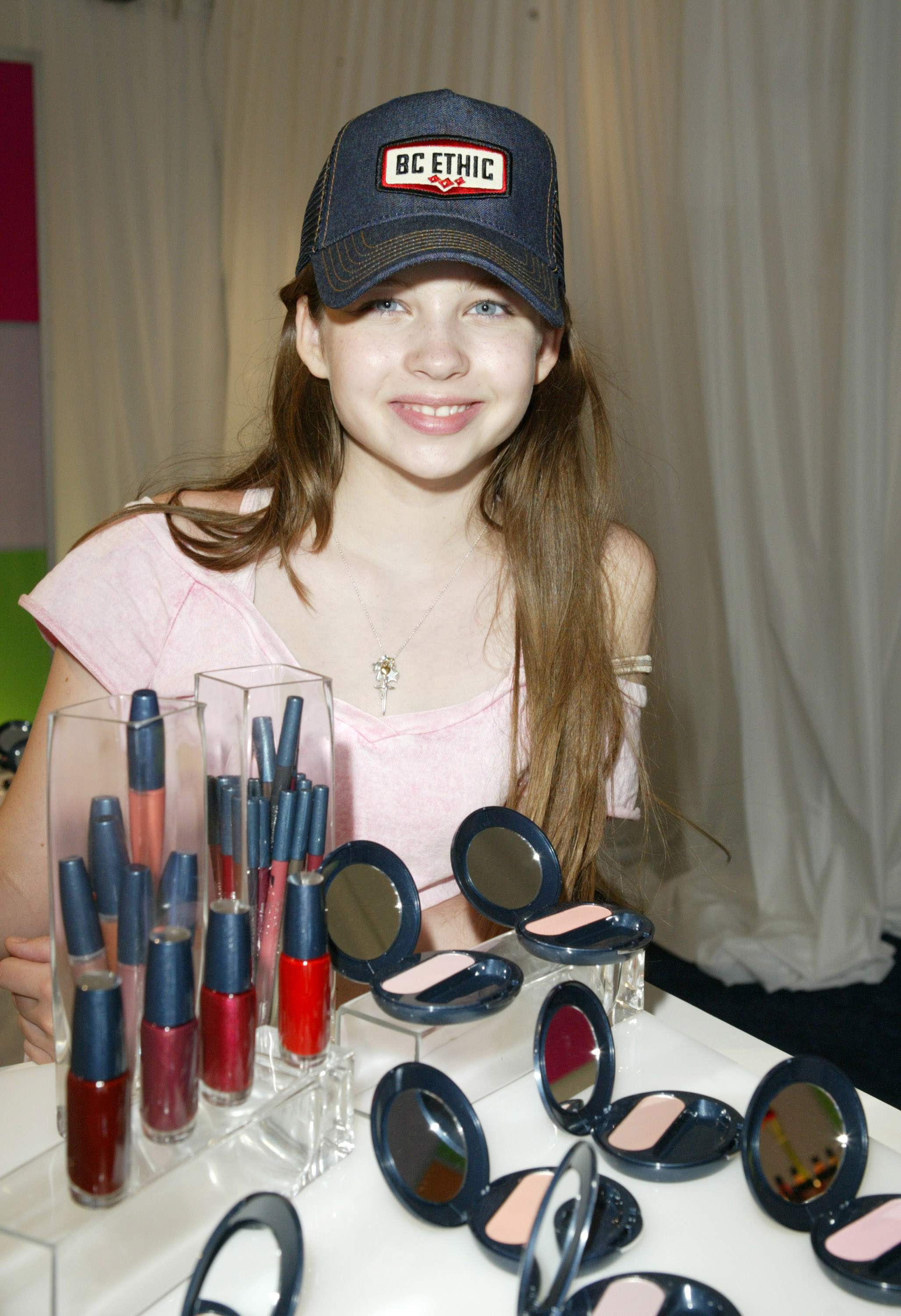 Auch als sich ihre Karriere veränderte, blieb Daveighs Gesicht für Fans, die mit ihren Werken aufgewachsen waren, unverkennbar. Ihre Fotos aus der späten Teenagerzeit und dem jungen Erwachsenenalter zeigen eine Künstlerin zwischen vergangenem Ruhm und einer ungewissen Zukunft. | Quelle: Getty Images