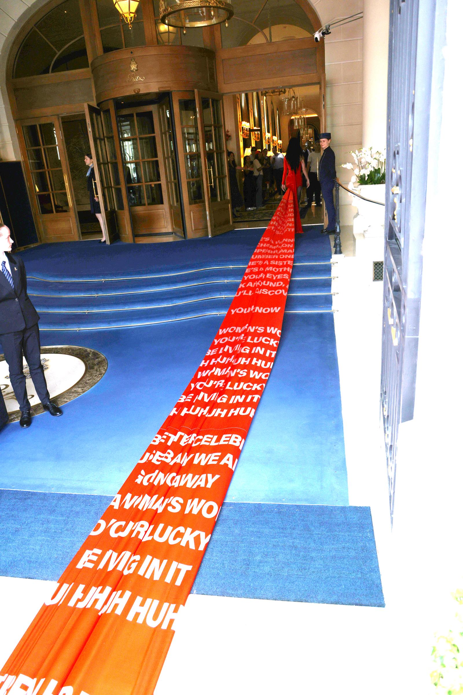 Katy Perrys 500-Fuß-Schleppe im The Ritz Hotel für die Haute Couture Herbst/Winter 2024/25 Show der Paris Fashion Week am 25. Juni 2024 | Quelle: Getty Images