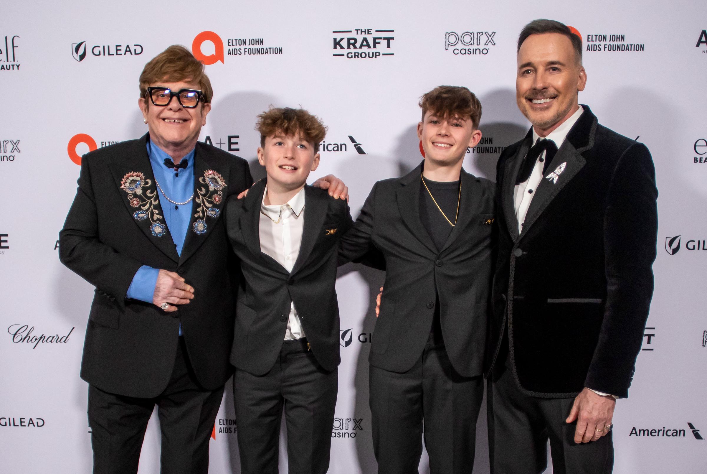 Elton John und David Furnish posieren mit ihren Söhnen Zachary und Elijah auf der Oscar-Party der Elton John AIDS Foundation in West Hollywood am 2. März 2025 | Quelle: Getty Images