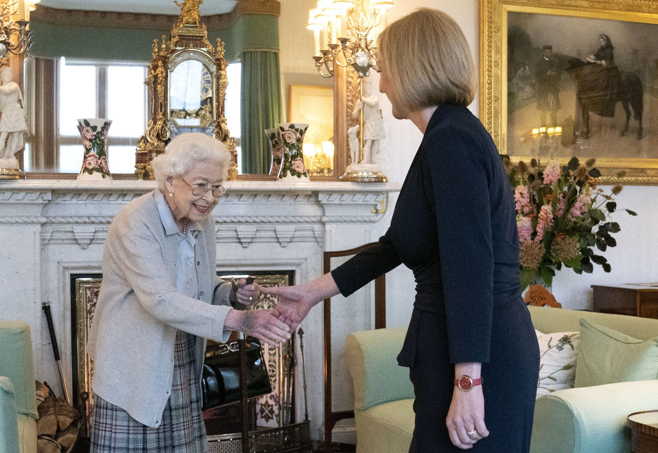 Die verstorbene Königin Elisabeth II. bei der Begrüßung der damals neu gewählten Vorsitzenden der Konservativen Partei Liz Truss in Aberdeen, Schottland, am 6. September 2022 | Quelle: Getty Images