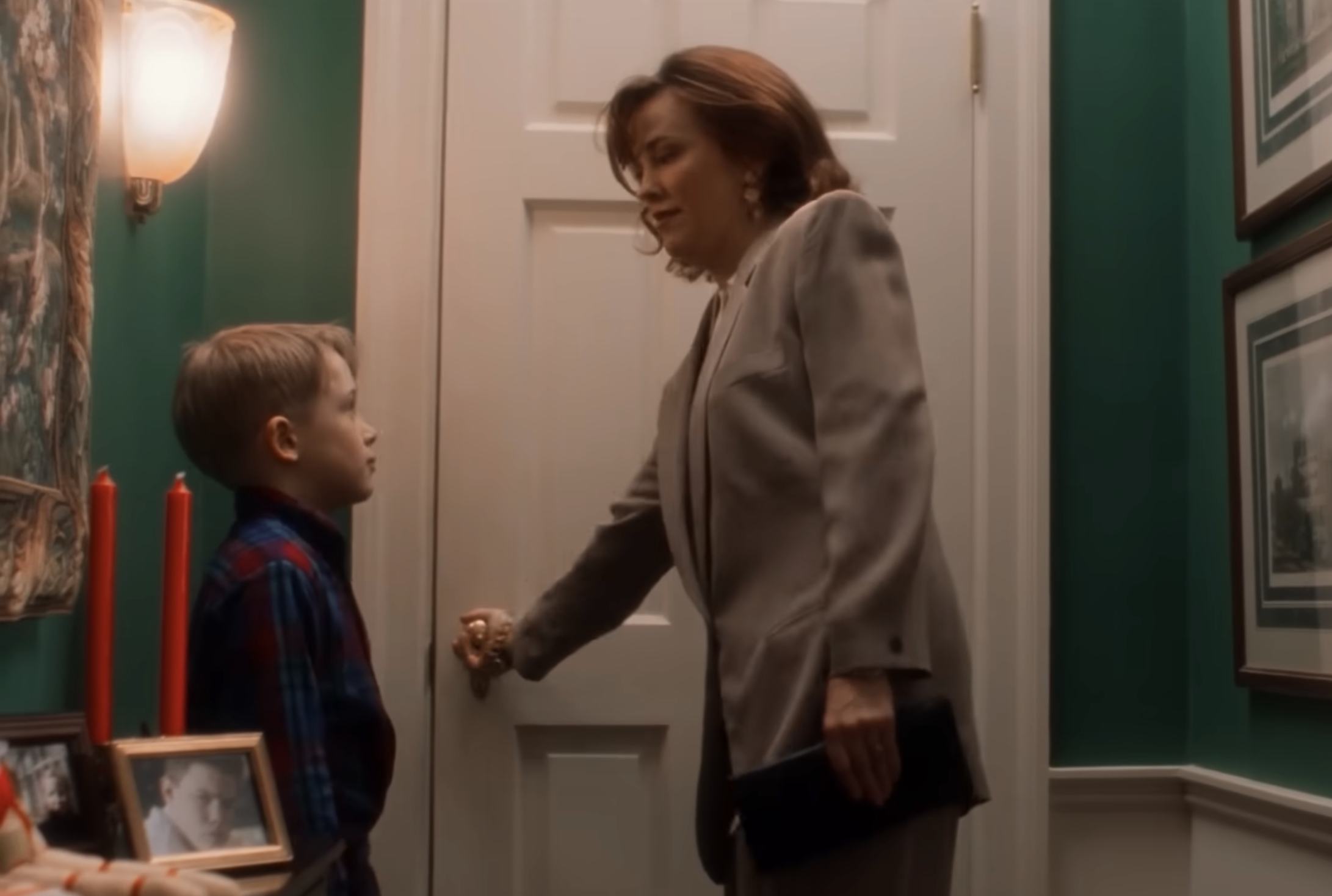 Catherine O'Hara und Macaulay Culkin | Quelle: YouTube/disneyplus