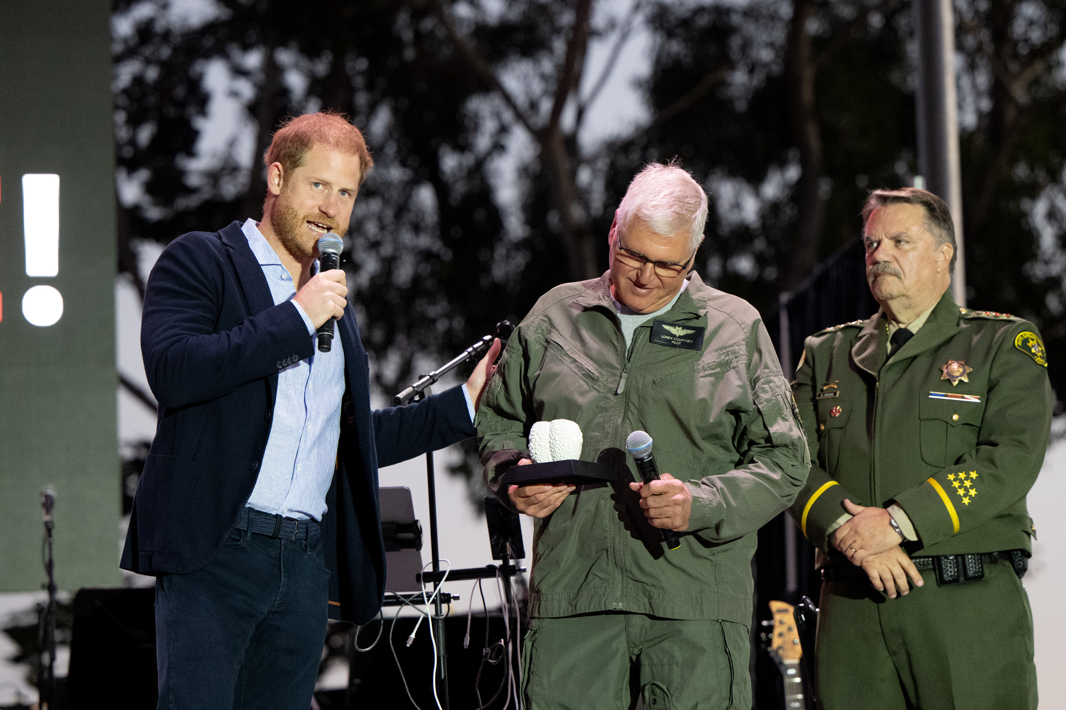 Prinz Harry mit First Respondern während des One805 Live Herbstkonzerts zugunsten von First Respondern am 20. September 2024 in Carpinteria, Kalifornien. | Quelle: Getty Images