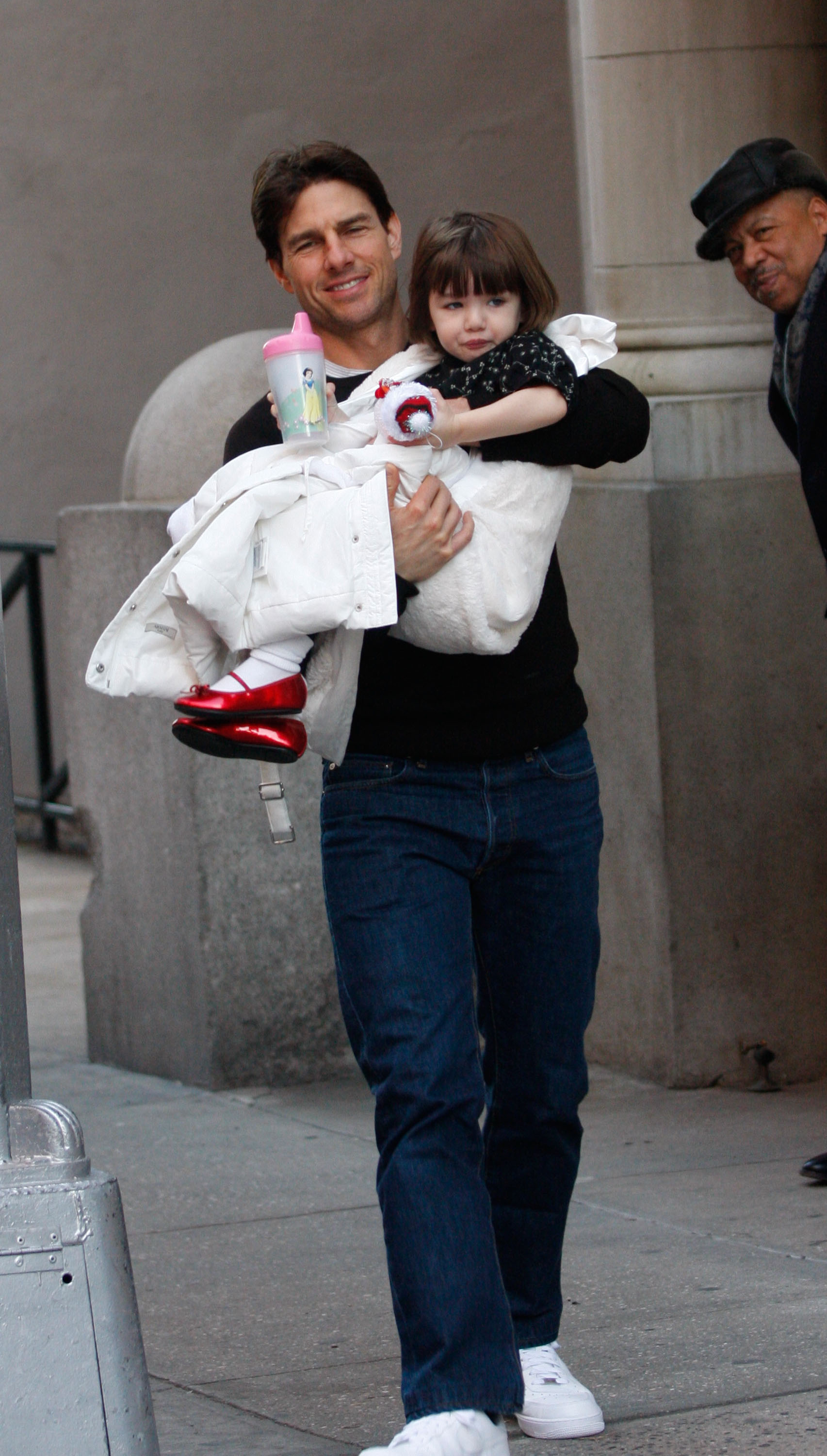 Tom Cruise und Suri Cruise am 3. Dezember 2008 in New York City | Quelle: Getty Images